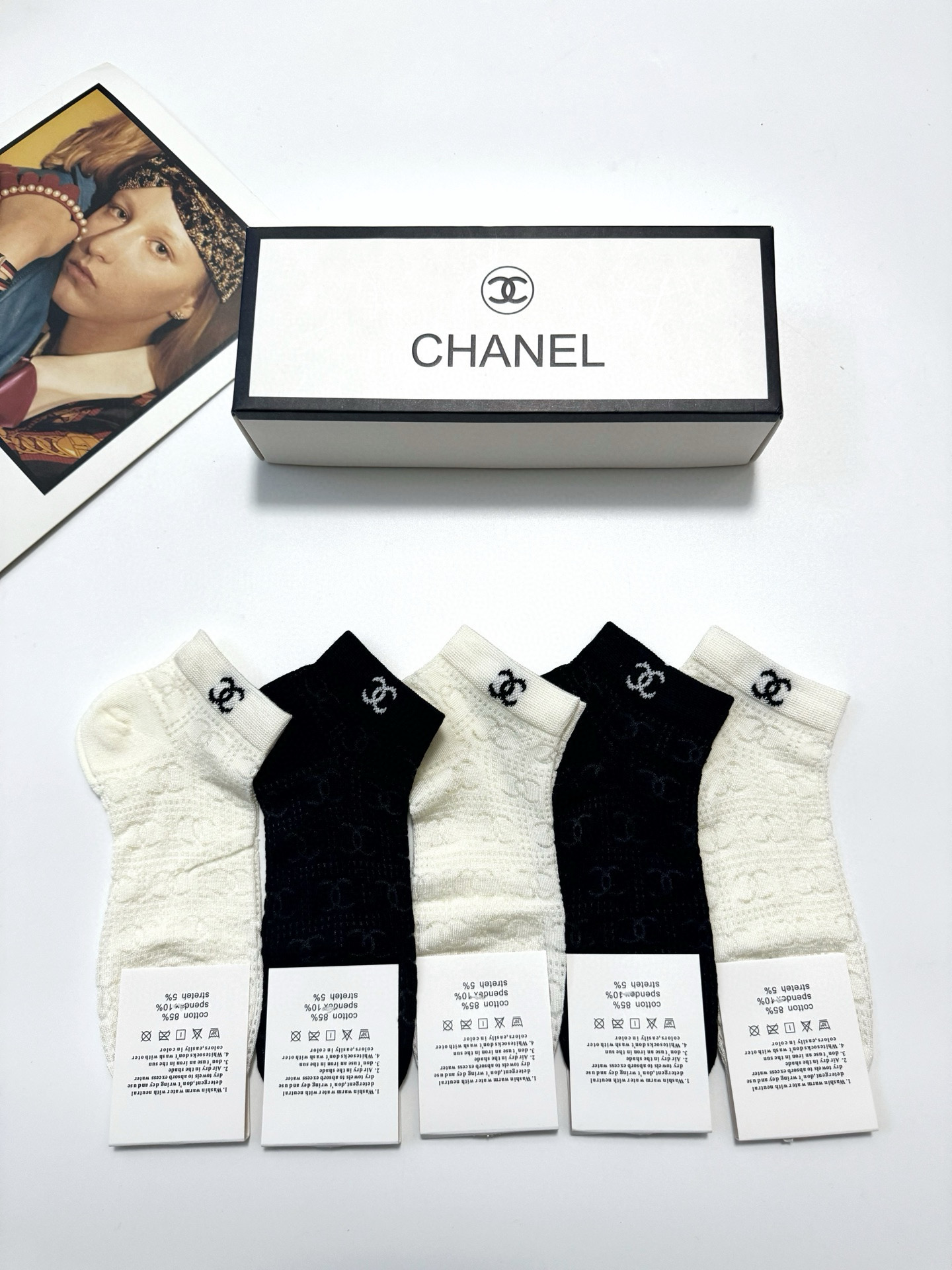  配包装
🌟【一盒5双】
🌟Chanel 香奈儿 经典字母logo 超薄船袜，纯棉 短袜空调袜
🌟ins