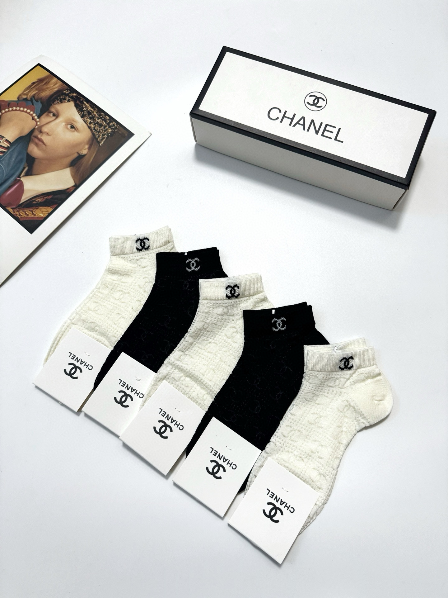  配包装
🌟【一盒5双】
🌟Chanel 香奈儿 经典字母logo 超薄船袜，纯棉 短袜空调袜
🌟ins
