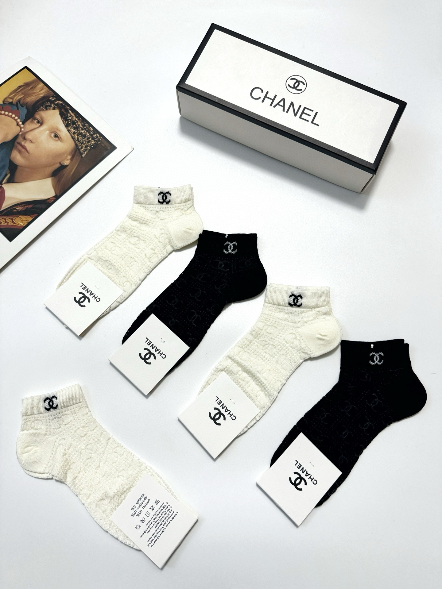  配包装
🌟【一盒5双】
🌟Chanel 香奈儿 经典字母logo 超薄船袜，纯棉 短袜空调袜
🌟ins
