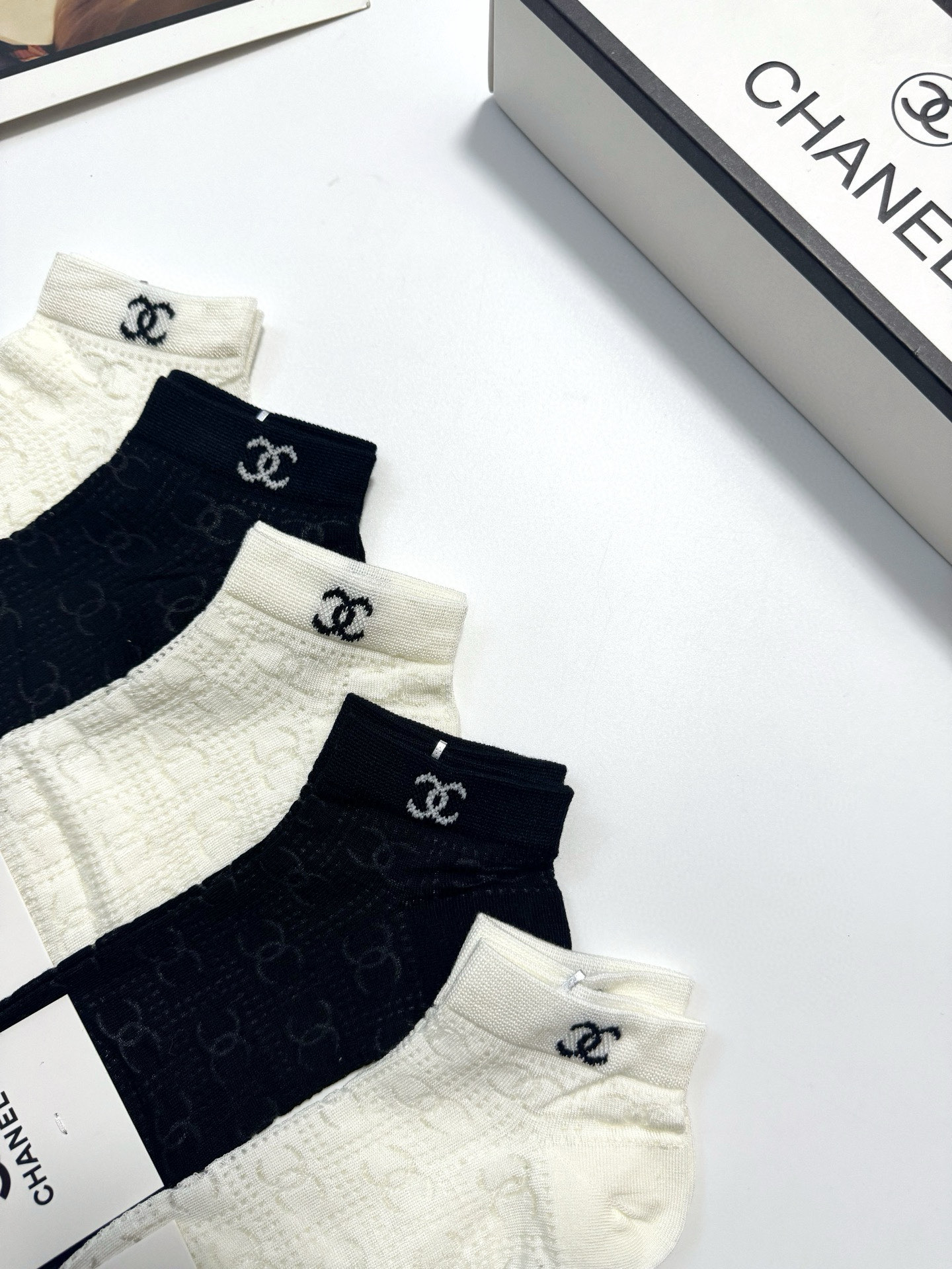  配包装
🌟【一盒5双】
🌟Chanel 香奈儿 经典字母logo 超薄船袜，纯棉 短袜空调袜
🌟ins