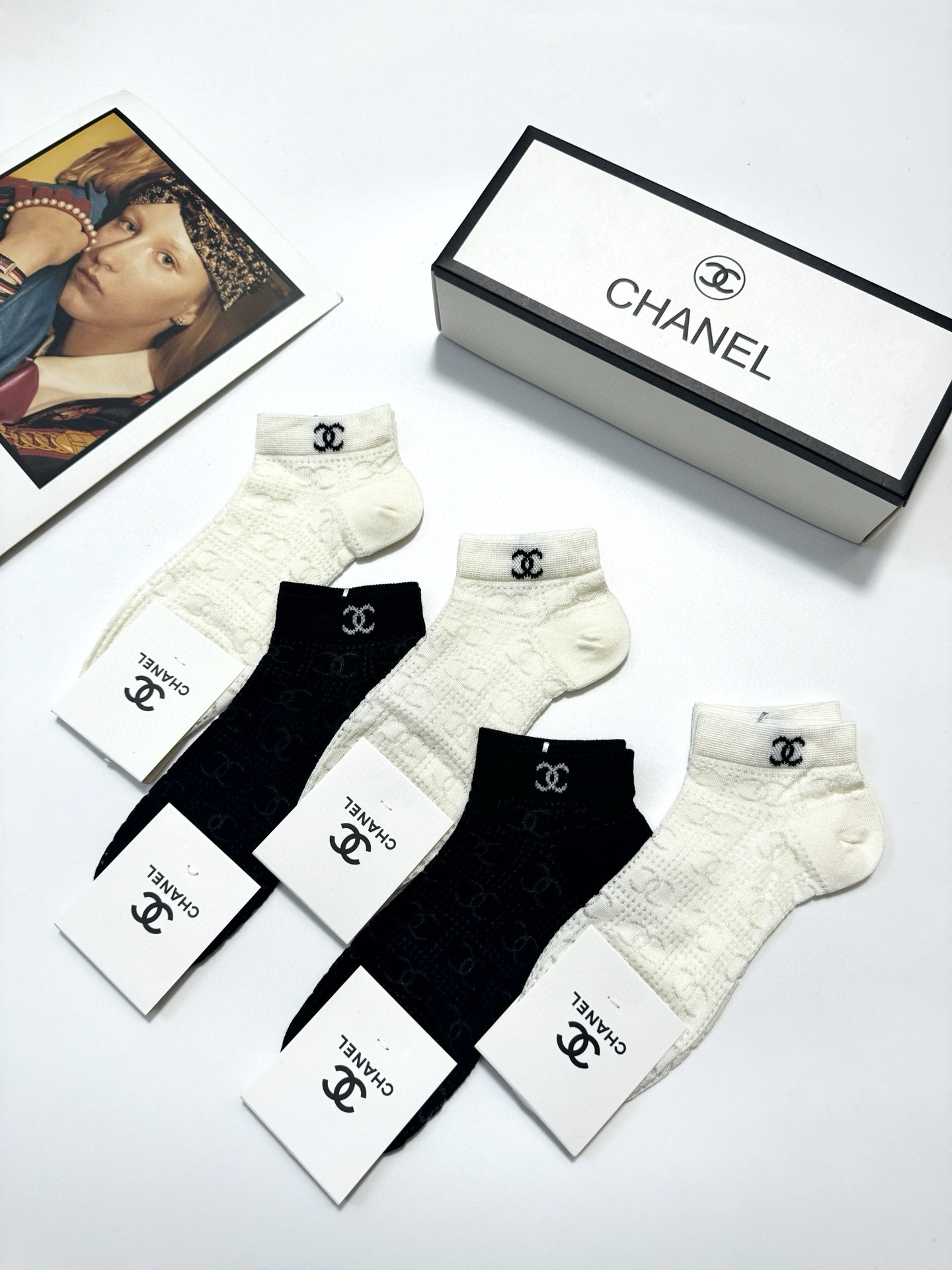  配包装
🌟【一盒5双】
🌟Chanel 香奈儿 经典字母logo 超薄船袜，纯棉 短袜空调袜
🌟ins