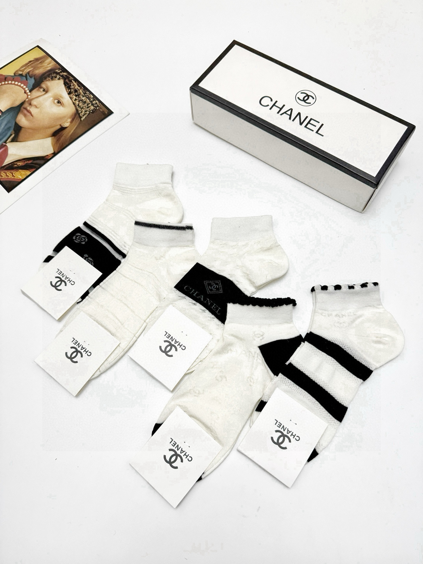  配包装
🌟【一盒5 双】
🌟Chanel 香奈儿 经典 字母logo 网眼短袜 镂空空调袜 
🌟ins