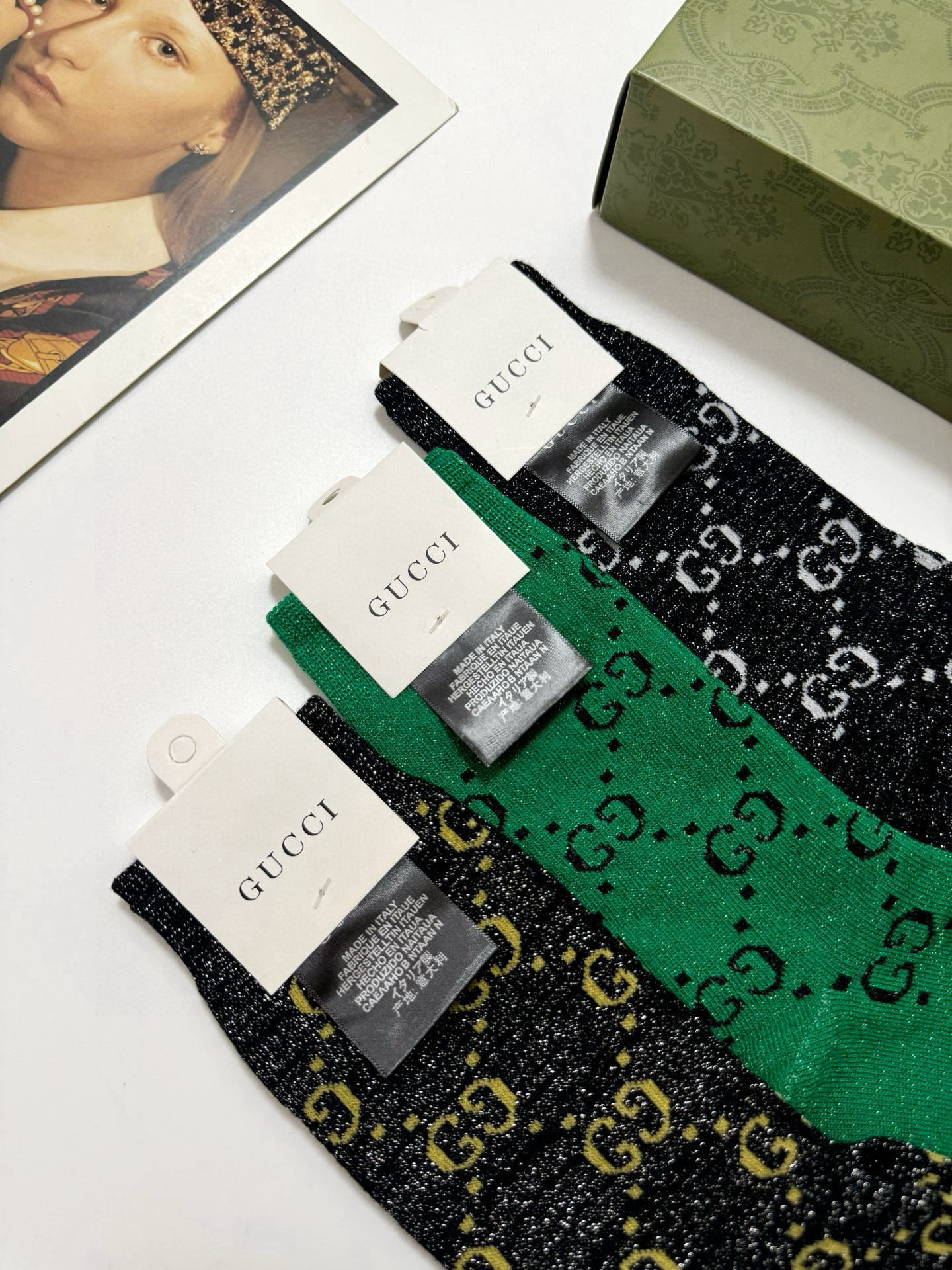  配包装
🌟【一盒3双】
🌟Gucci 古奇 爆款金银丝中筒袜 。双针 混纺金银丝材质，超完美结合，款式