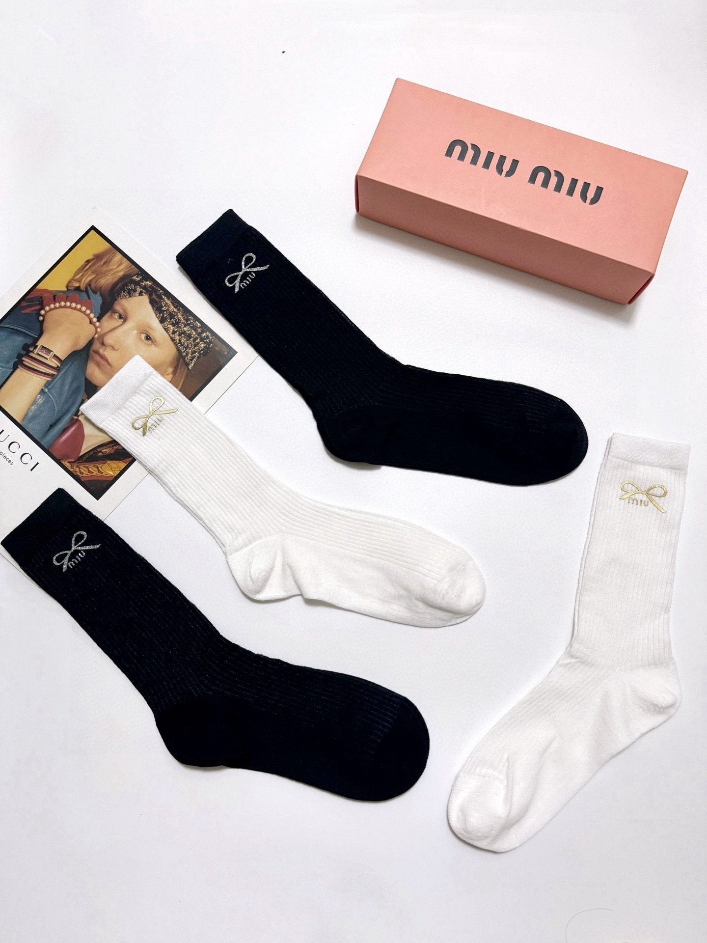  配包装
🌟【一盒4 双】
🌟缪缪 miumiu 经典字母logo 超薄无骨中筒袜，纯棉 条纹小腿袜 堆