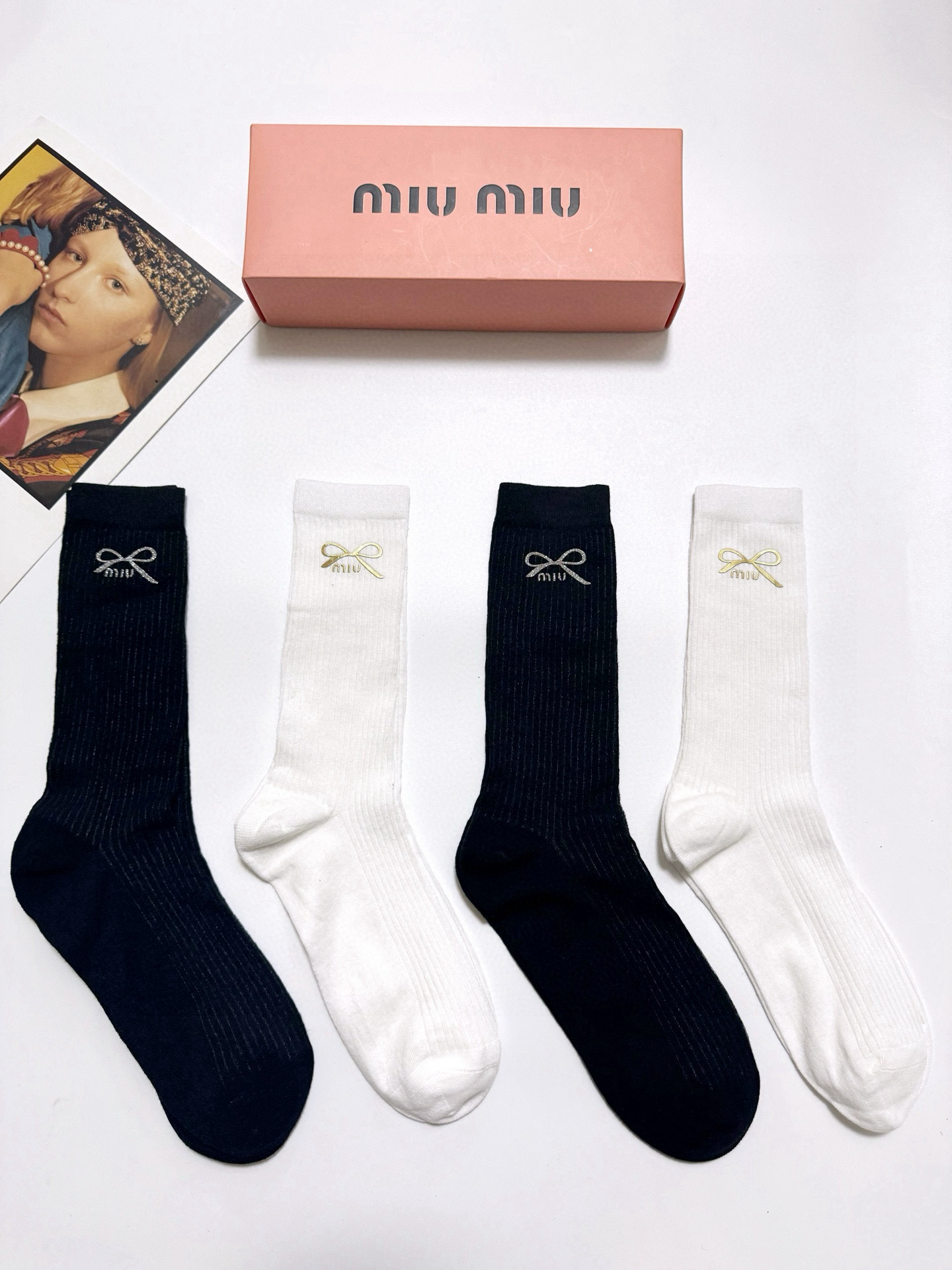  配包装
🌟【一盒4 双】
🌟缪缪 miumiu 经典字母logo 超薄无骨中筒袜，纯棉 条纹小腿袜 堆