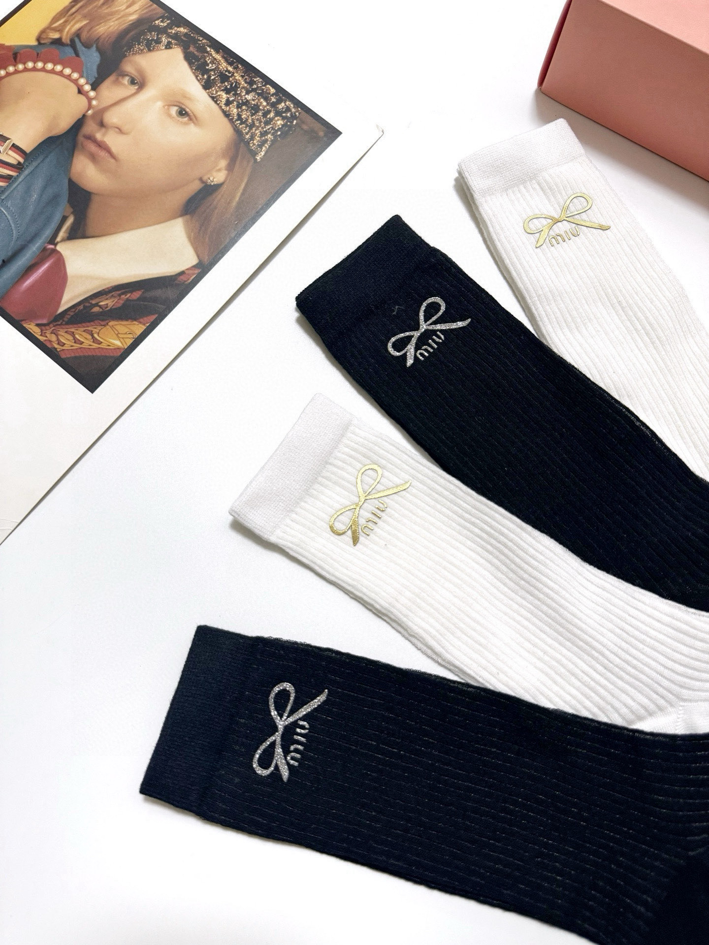  配包装
🌟【一盒4 双】
🌟缪缪 miumiu 经典字母logo 超薄无骨中筒袜，纯棉 条纹小腿袜 堆