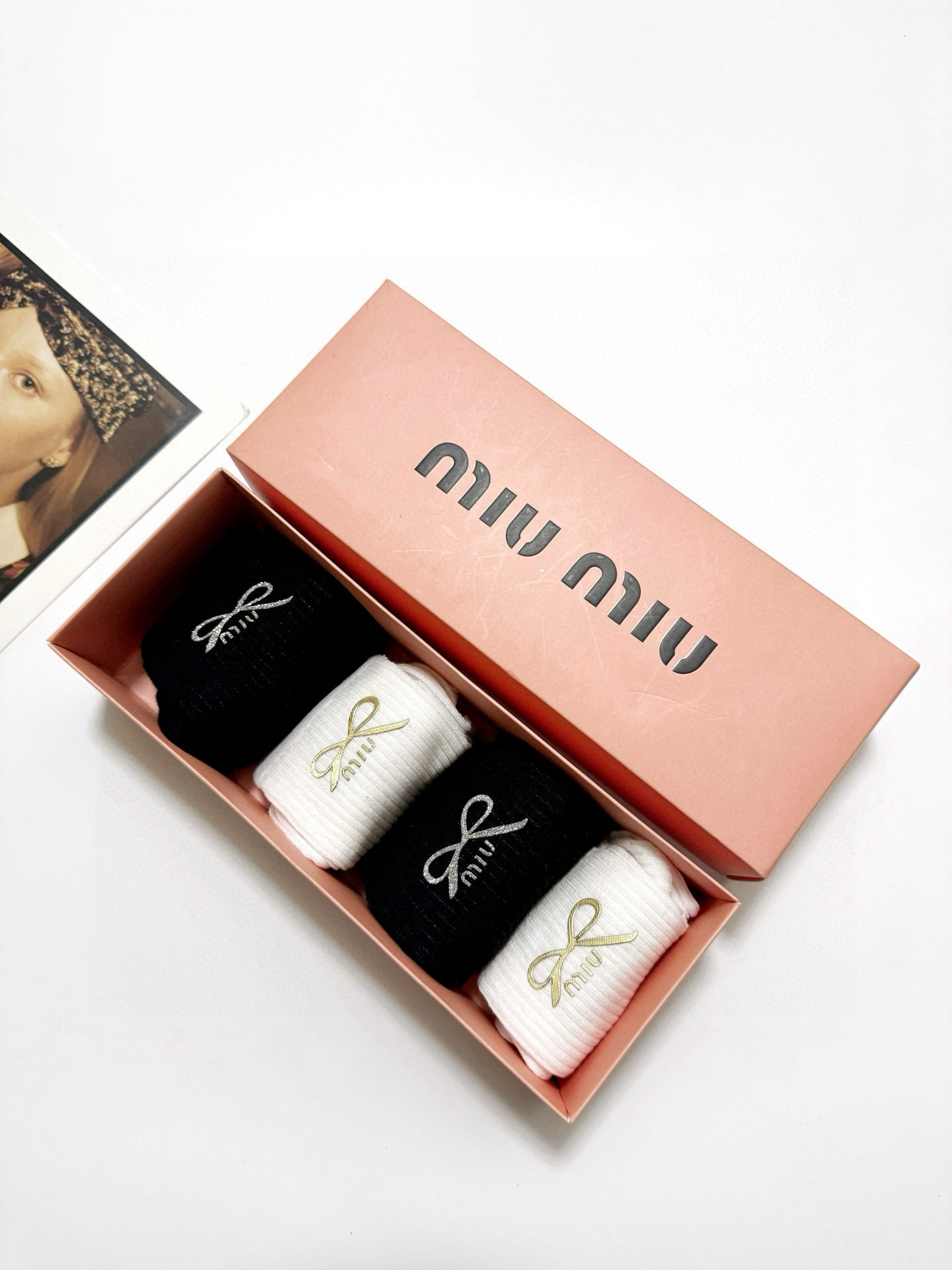  配包装
🌟【一盒4 双】
🌟缪缪 miumiu 经典字母logo 超薄无骨中筒袜，纯棉 条纹小腿袜 堆