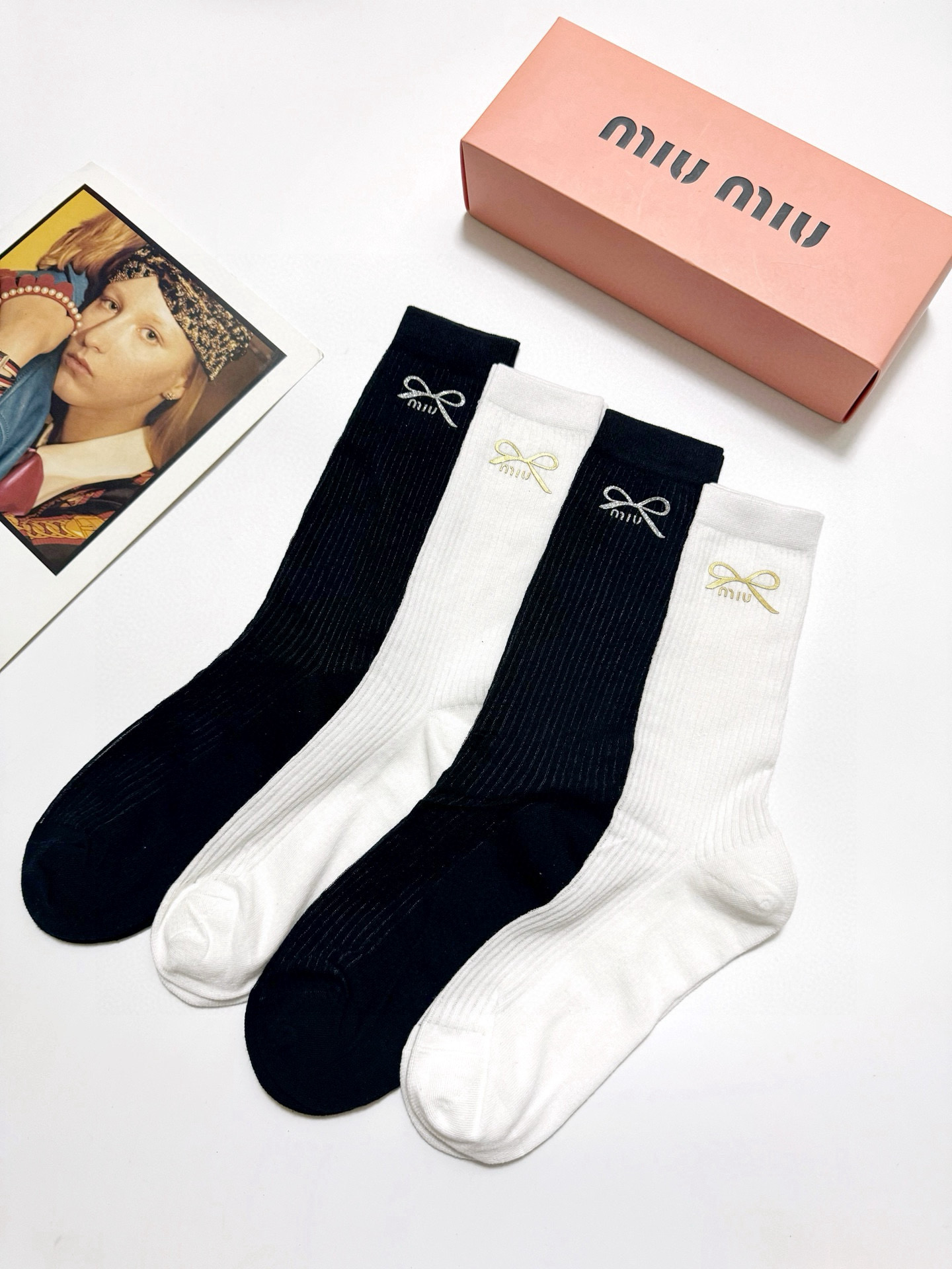  配包装
🌟【一盒4 双】
🌟缪缪 miumiu 经典字母logo 超薄无骨中筒袜，纯棉 条纹小腿袜 堆