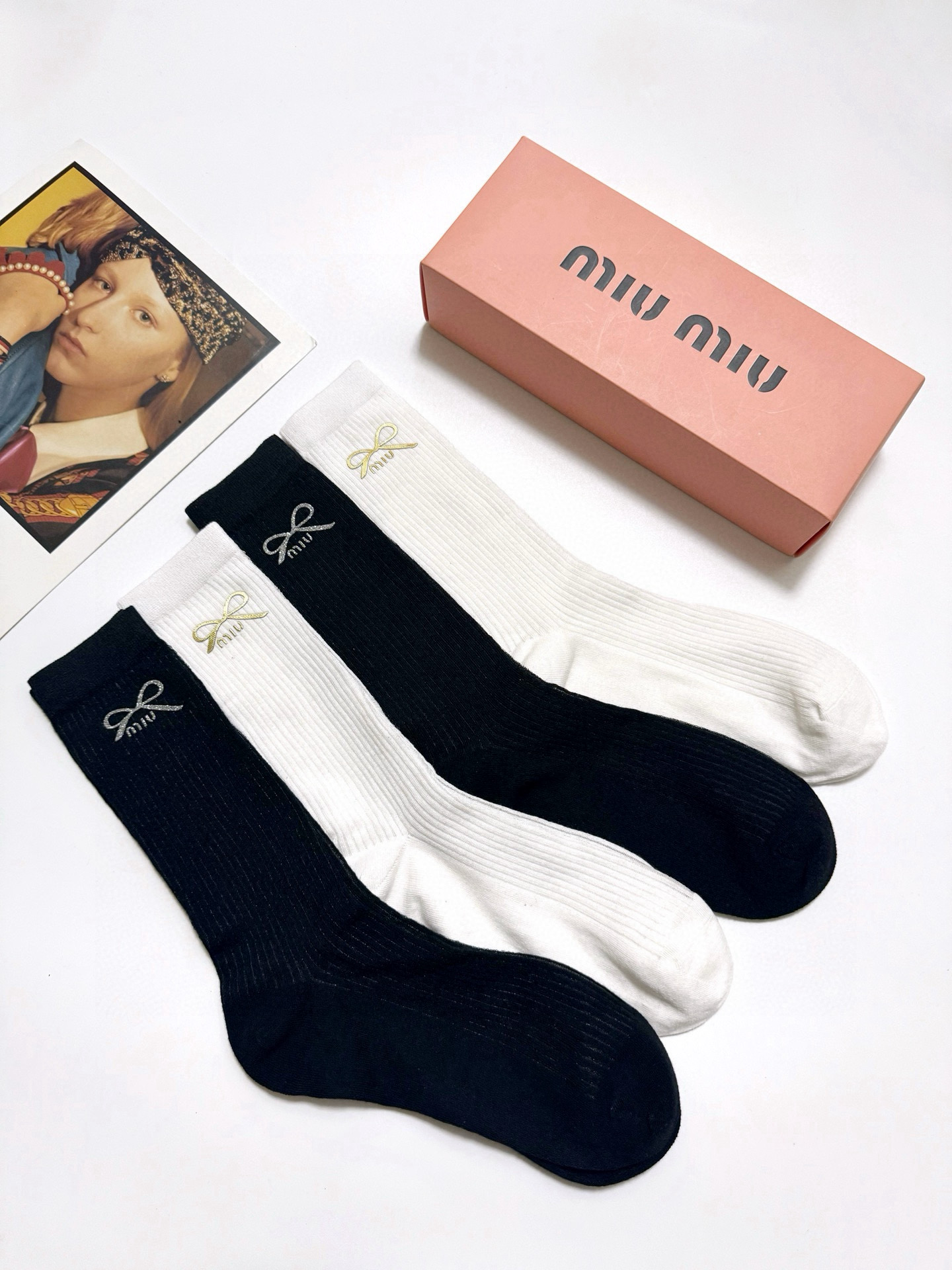  配包装
🌟【一盒4 双】
🌟缪缪 miumiu 经典字母logo 超薄无骨中筒袜，纯棉 条纹小腿袜 堆