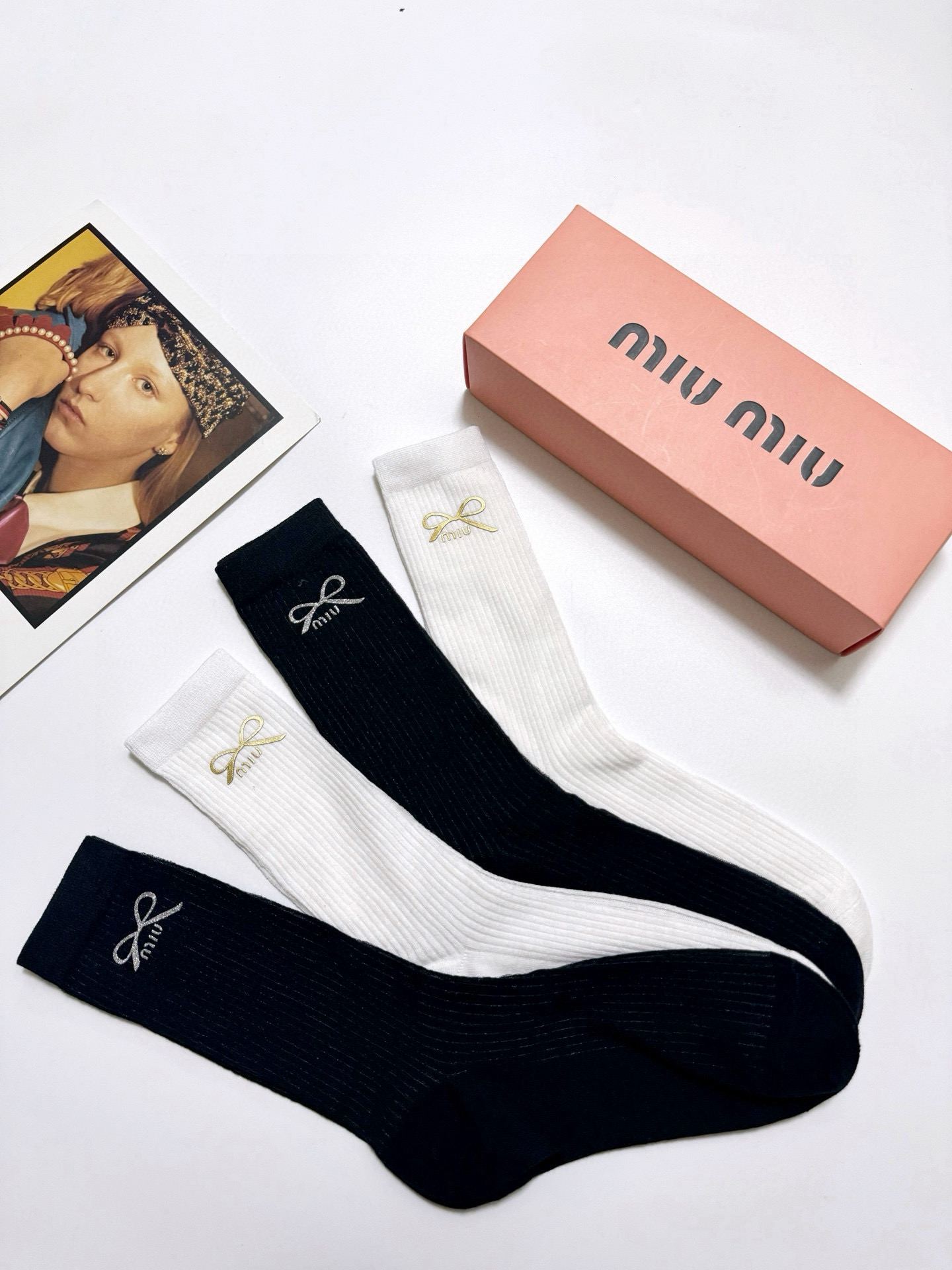  配包装
🌟【一盒4 双】
🌟缪缪 miumiu 经典字母logo 超薄无骨中筒袜，纯棉 条纹小腿袜 堆