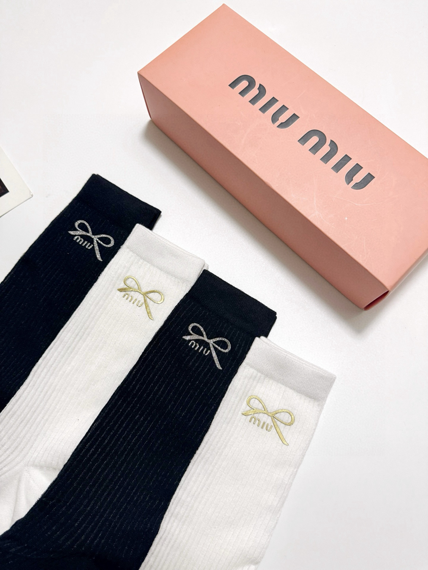  配包装
🌟【一盒4 双】
🌟缪缪 miumiu 经典字母logo 超薄无骨中筒袜，纯棉 条纹小腿袜 堆