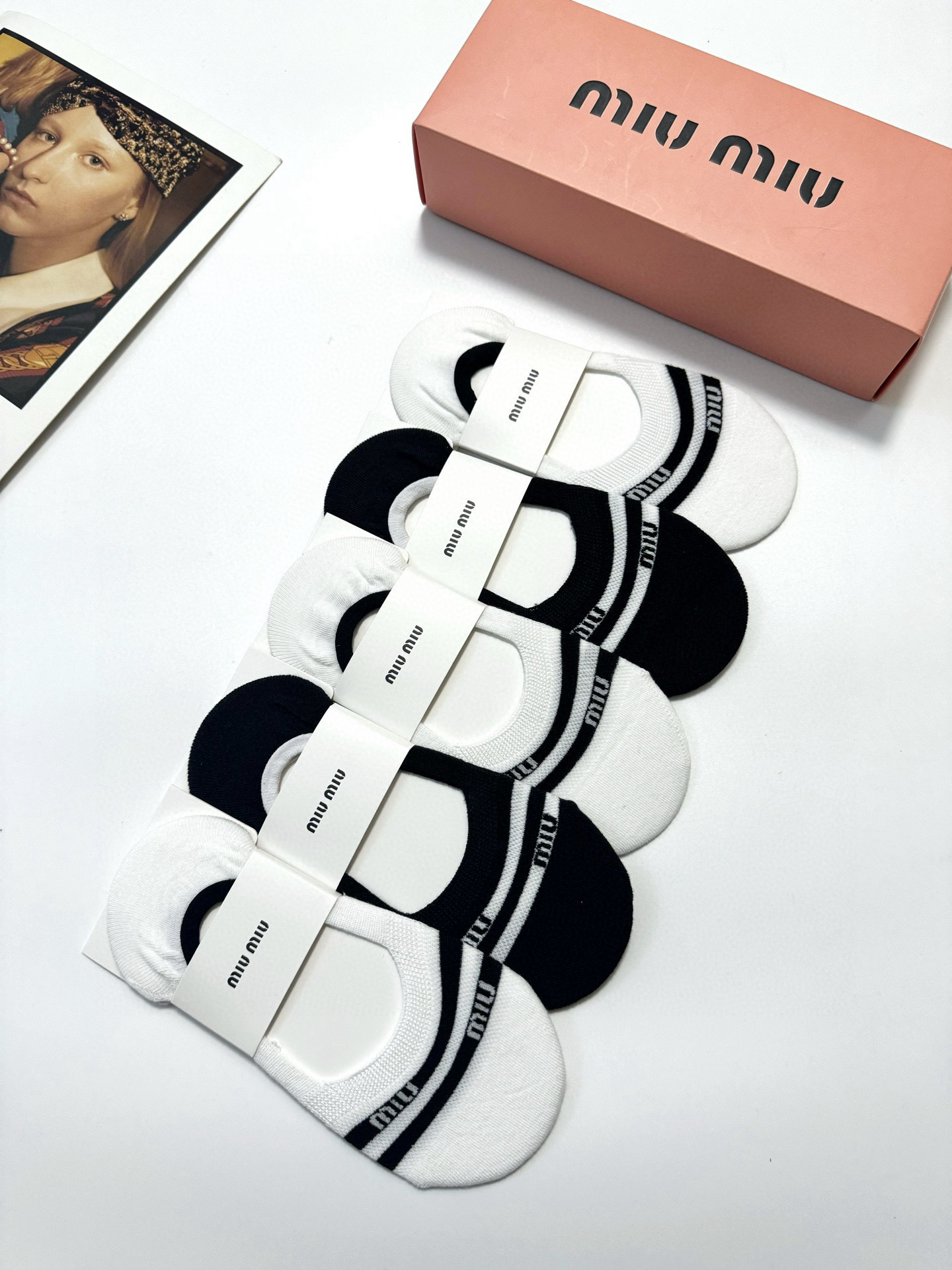  配包装
🌟【一盒5双】
 🌟缪缪 miumiu  经典字母logo 纯棉船袜   ，ins超火爆空调袜