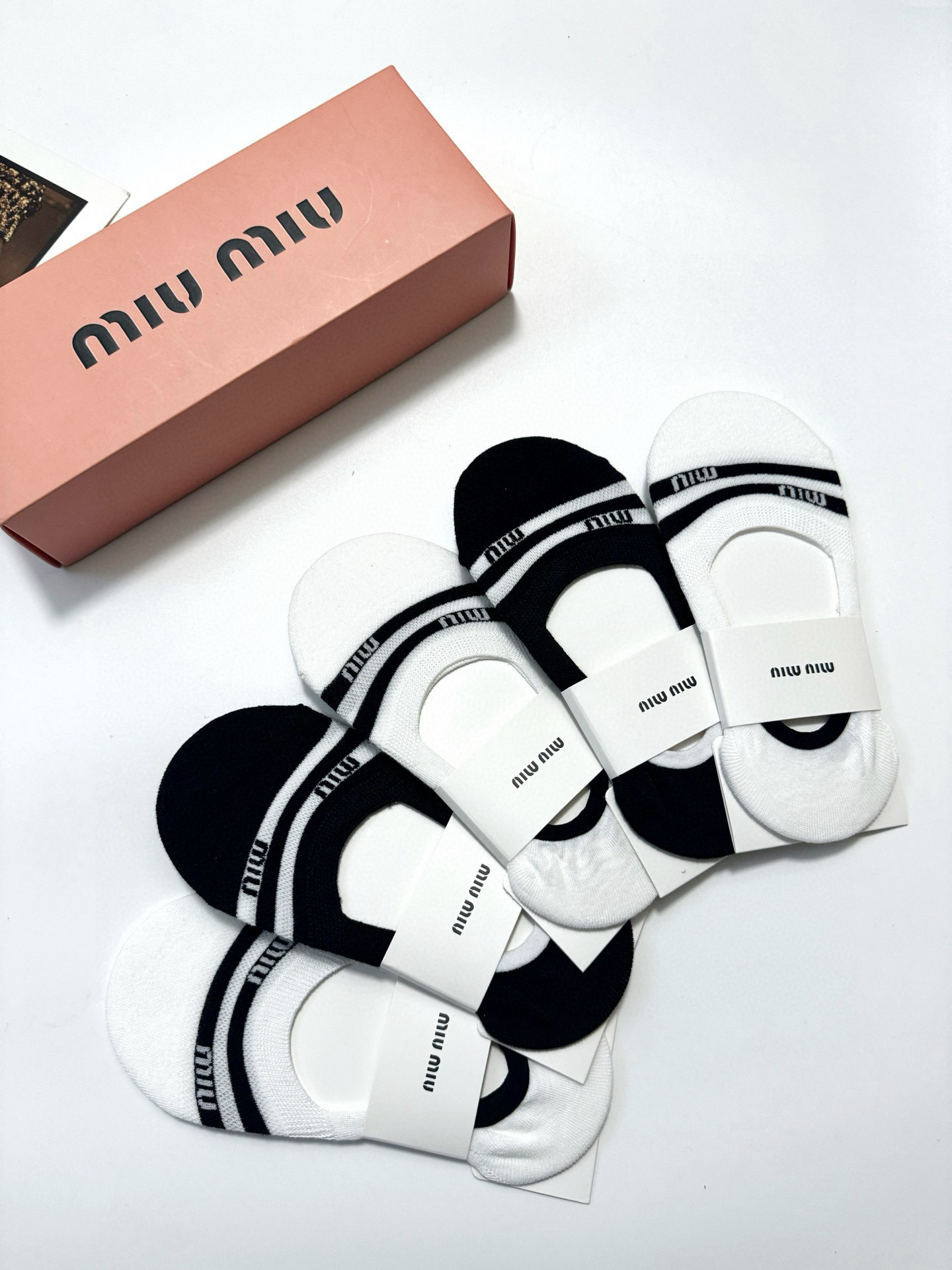  配包装
🌟【一盒5双】
 🌟缪缪 miumiu  经典字母logo 纯棉船袜   ，ins超火爆空调袜