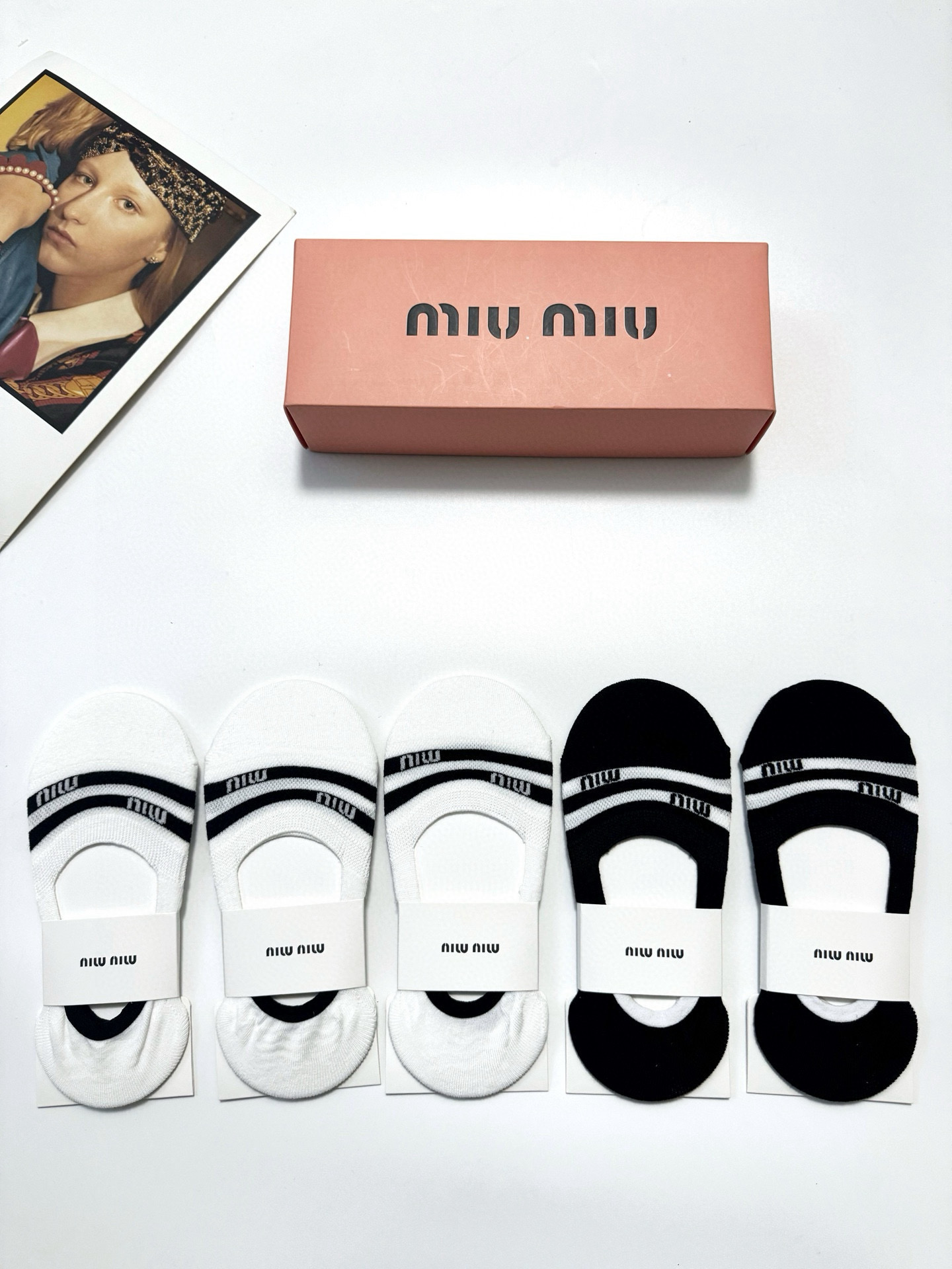  配包装
🌟【一盒5双】
 🌟缪缪 miumiu  经典字母logo 纯棉船袜   ，ins超火爆空调袜