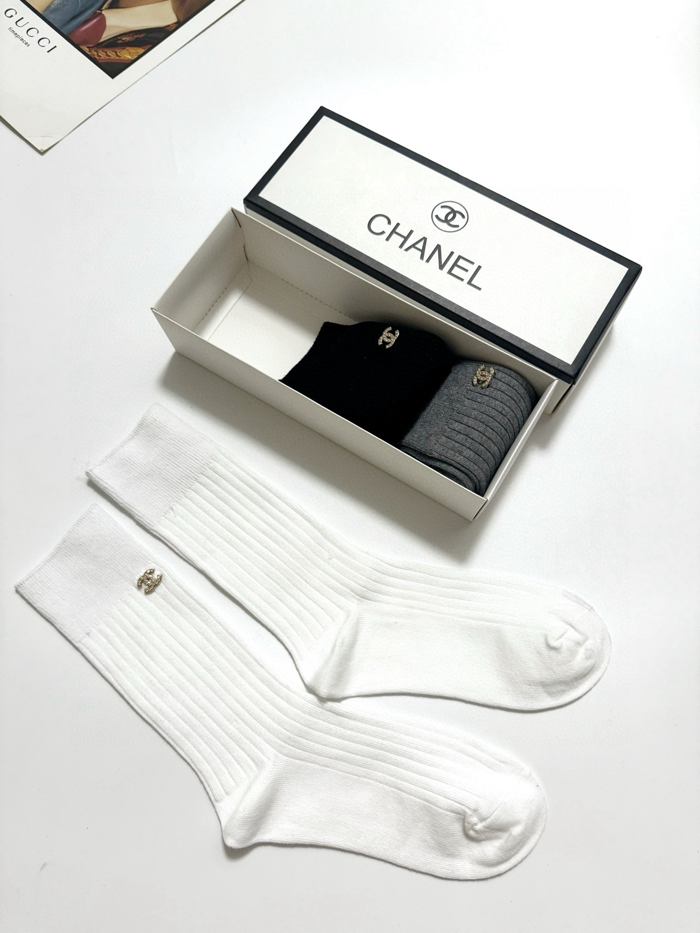  配包装
🌟【一盒3 双】
🌟Chanel 香奈儿 经典字母logo 纯棉中筒袜 小腿袜 
🌟ins爆款