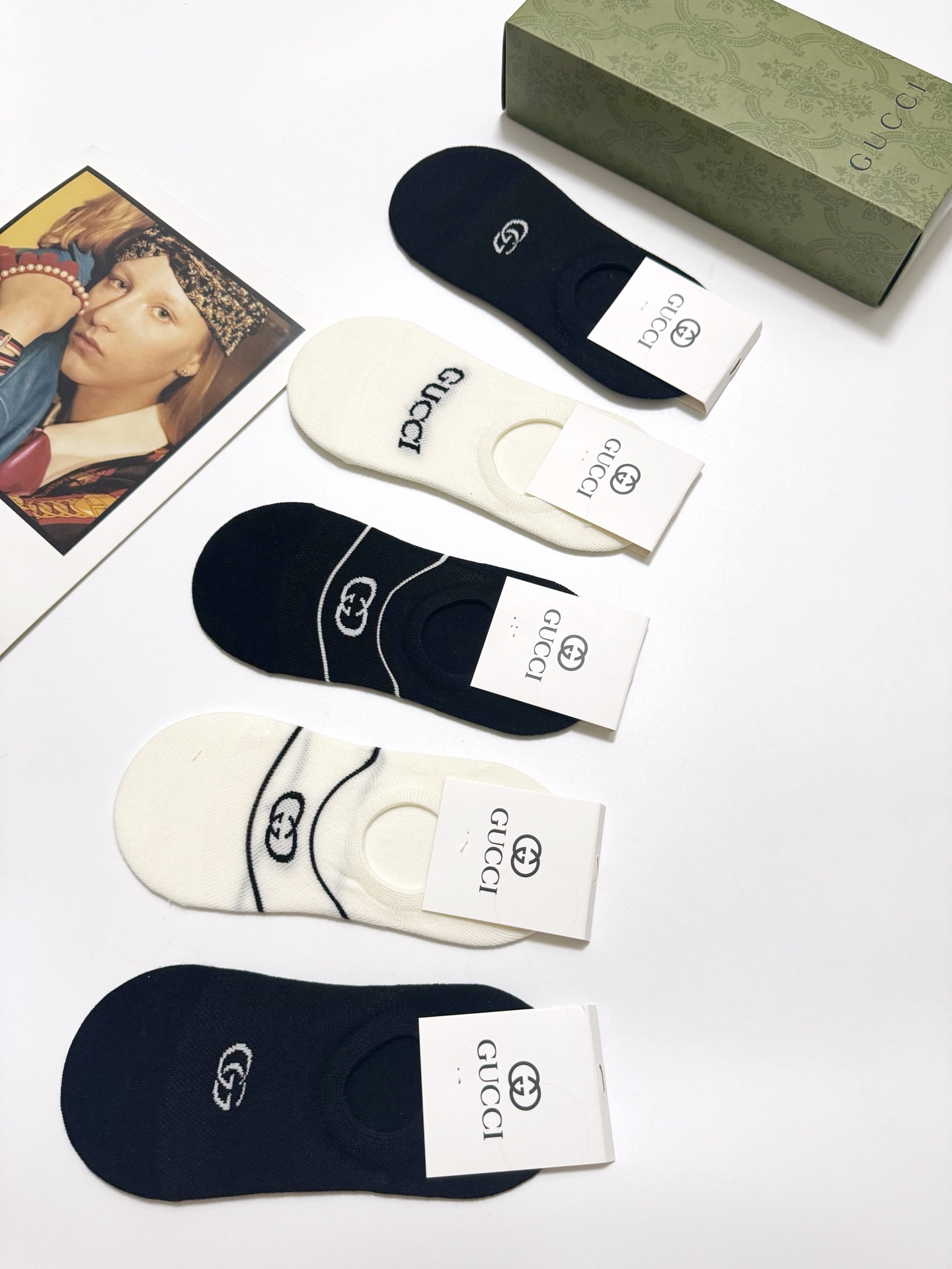  配包装
🌟【一盒5双】
 🌟Gucci 古琦 经典字母logo 纯棉船袜   ，ins超火爆空调袜，纯
