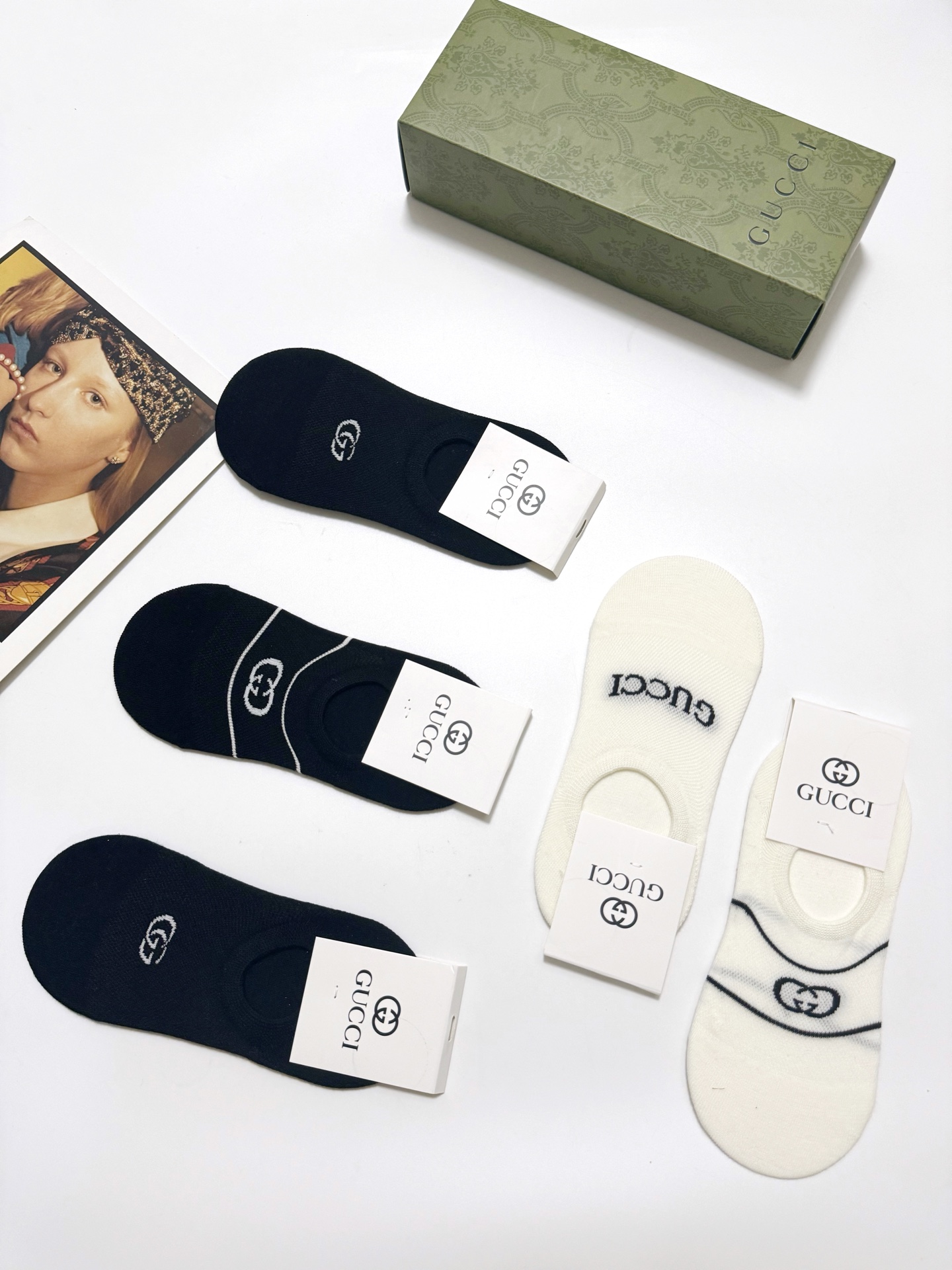 配包装
🌟【一盒5双】
 🌟Gucci 古琦 经典字母logo 纯棉船袜   ，ins超火爆空调袜，纯