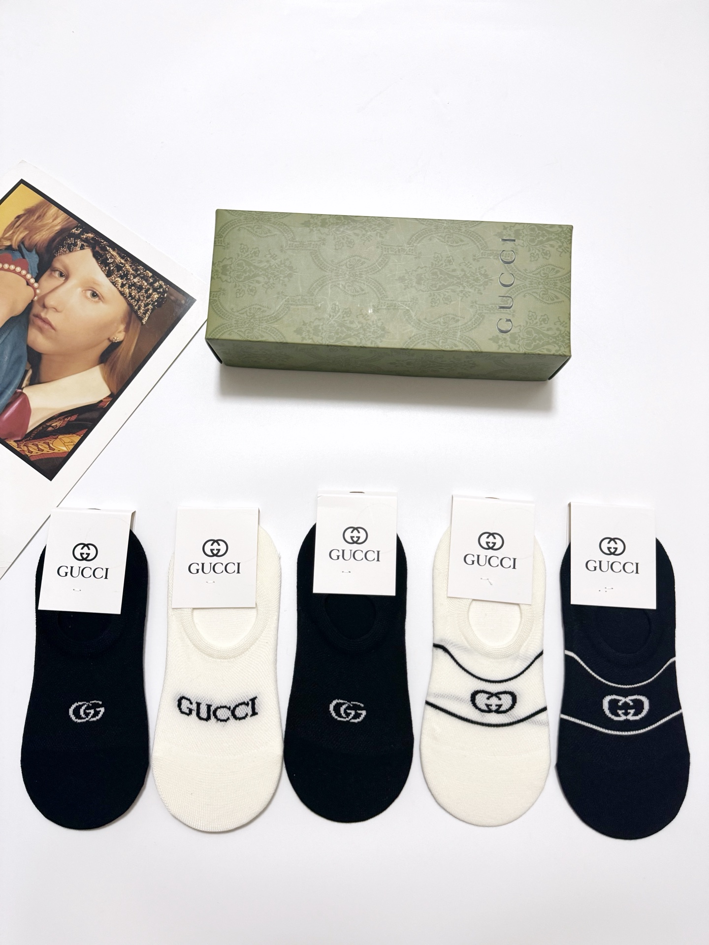  配包装
🌟【一盒5双】
 🌟Gucci 古琦 经典字母logo 纯棉船袜   ，ins超火爆空调袜，纯