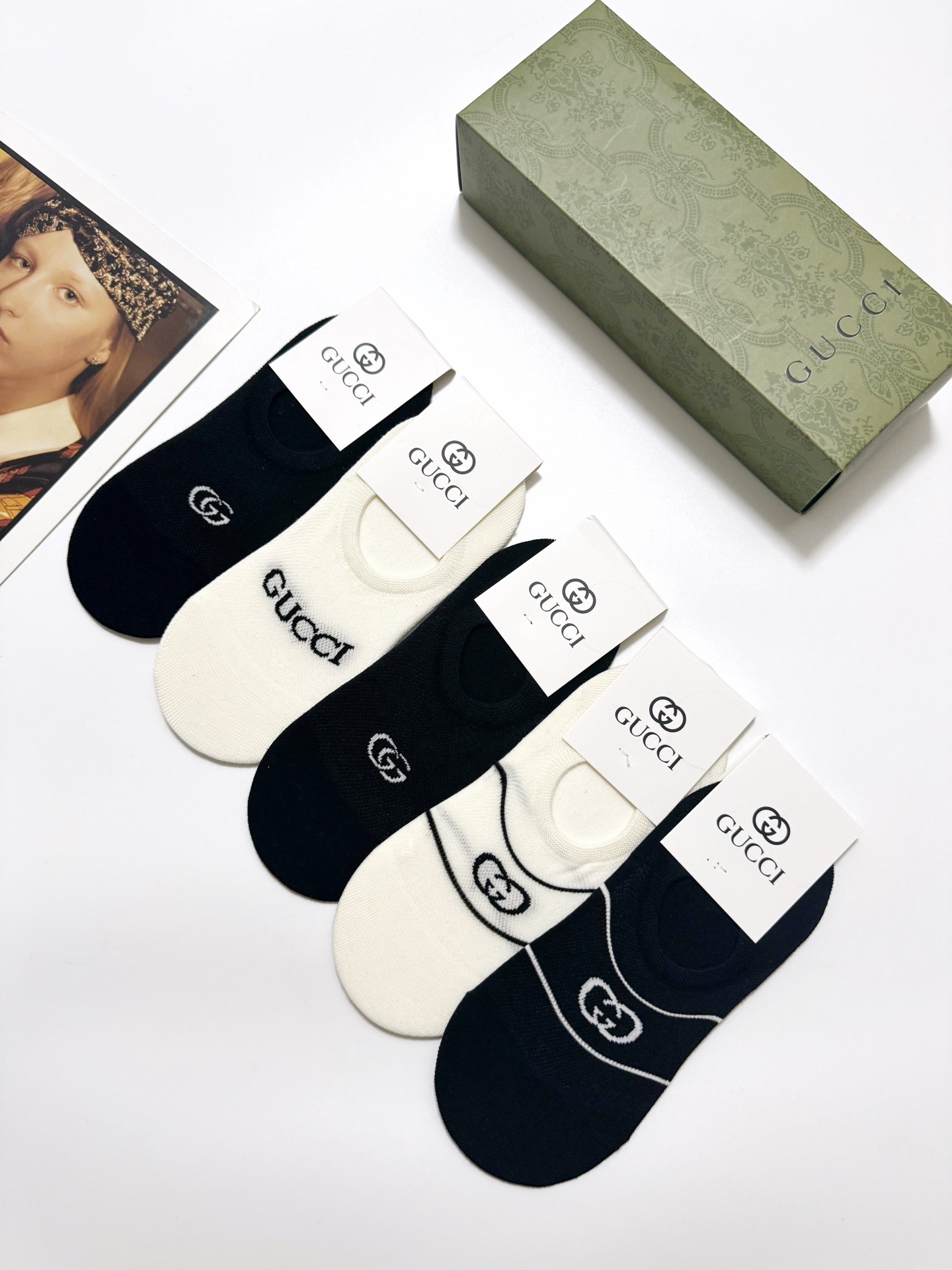  配包装
🌟【一盒5双】
 🌟Gucci 古琦 经典字母logo 纯棉船袜   ，ins超火爆空调袜，纯