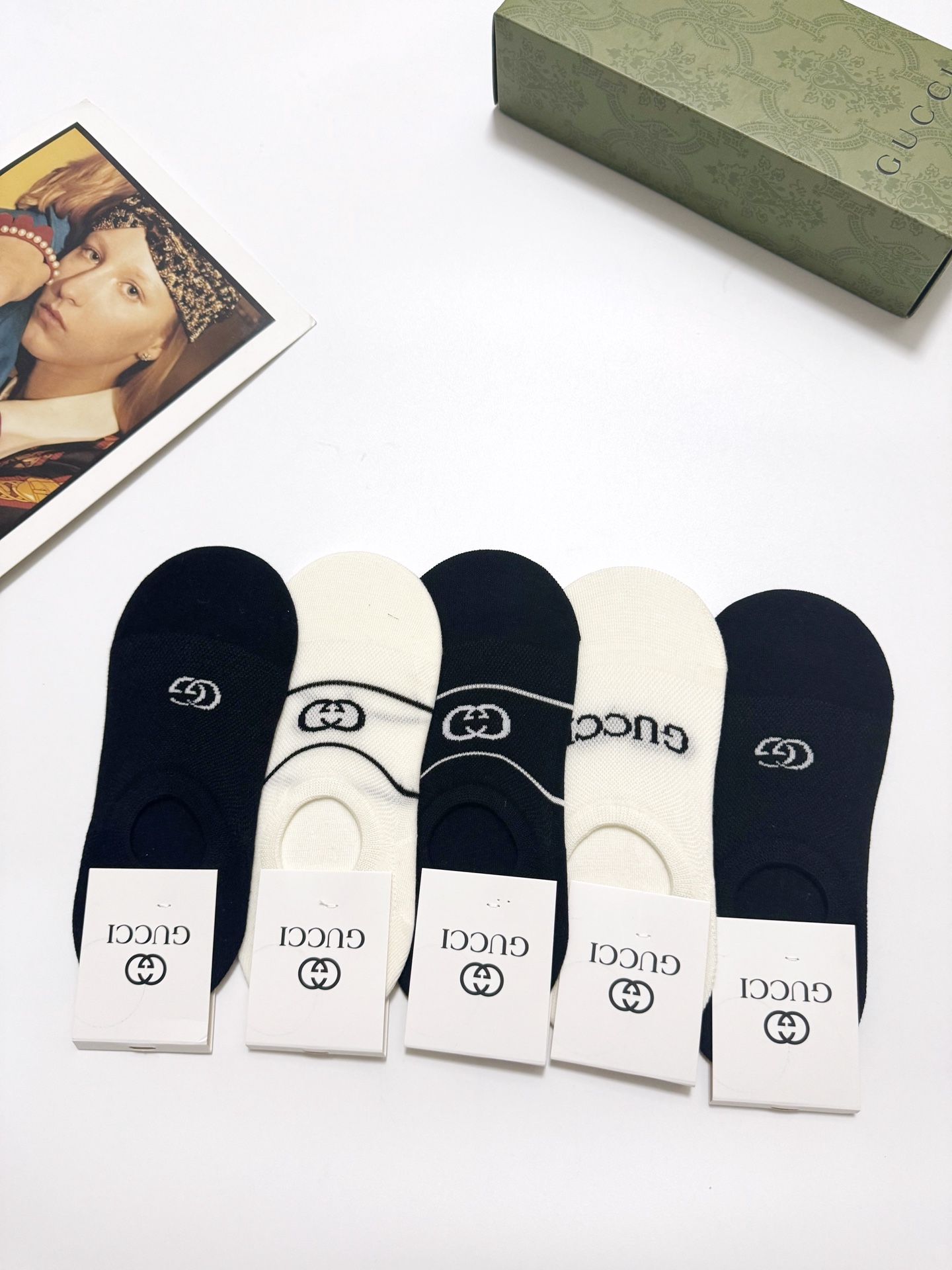  配包装
🌟【一盒5双】
 🌟Gucci 古琦 经典字母logo 纯棉船袜   ，ins超火爆空调袜，纯