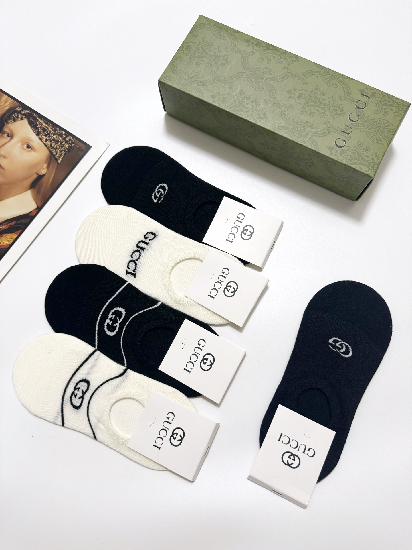  配包装
🌟【一盒5双】
 🌟Gucci 古琦 经典字母logo 纯棉船袜   ，ins超火爆空调袜，纯