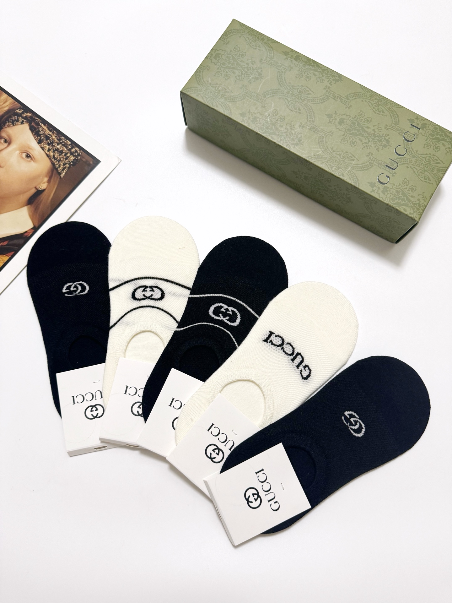  配包装
🌟【一盒5双】
 🌟Gucci 古琦 经典字母logo 纯棉船袜   ，ins超火爆空调袜，纯