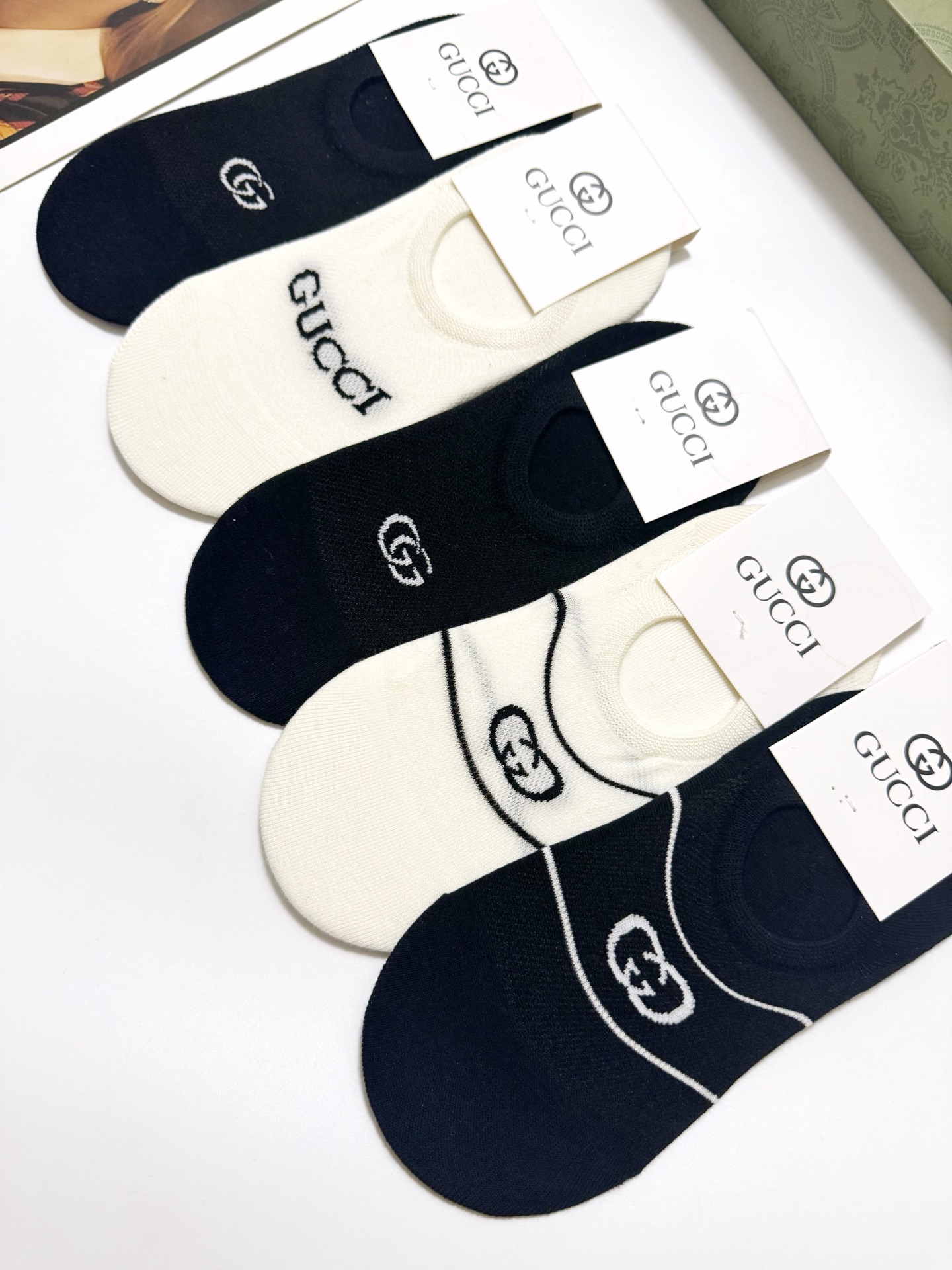  配包装
🌟【一盒5双】
 🌟Gucci 古琦 经典字母logo 纯棉船袜   ，ins超火爆空调袜，纯