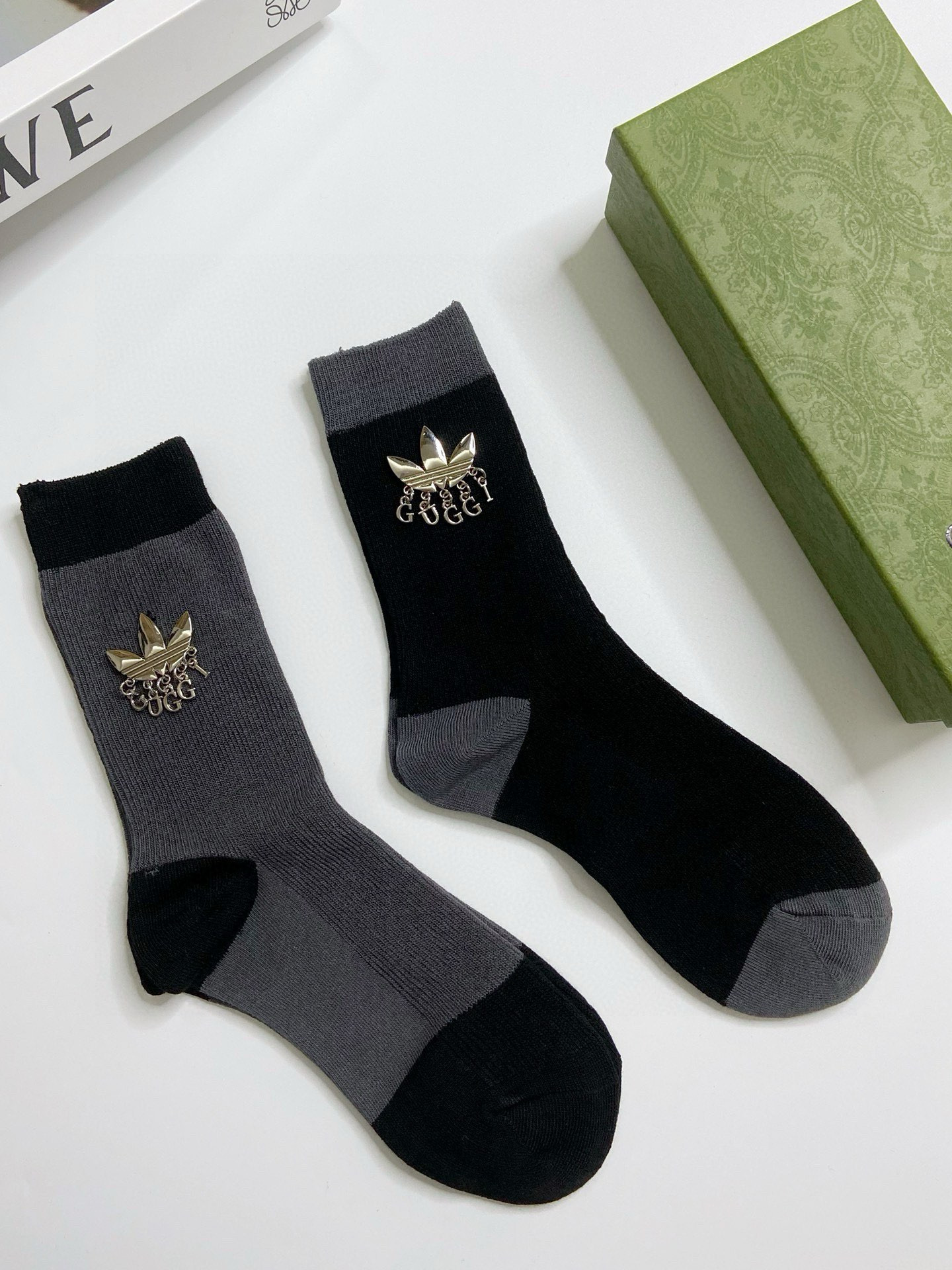  配包装
🌟【一盒2 双】
🌟Gucci 古奇 爆款字母logo重工五金 中筒袜 小腿袜。纯棉混纺材质，
