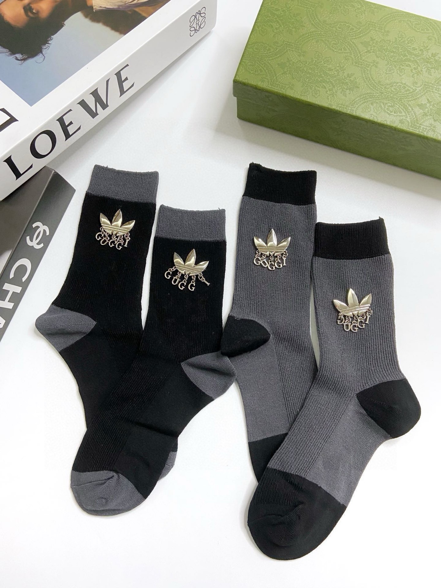  配包装
🌟【一盒2 双】
🌟Gucci 古奇 爆款字母logo重工五金 中筒袜 小腿袜。纯棉混纺材质，