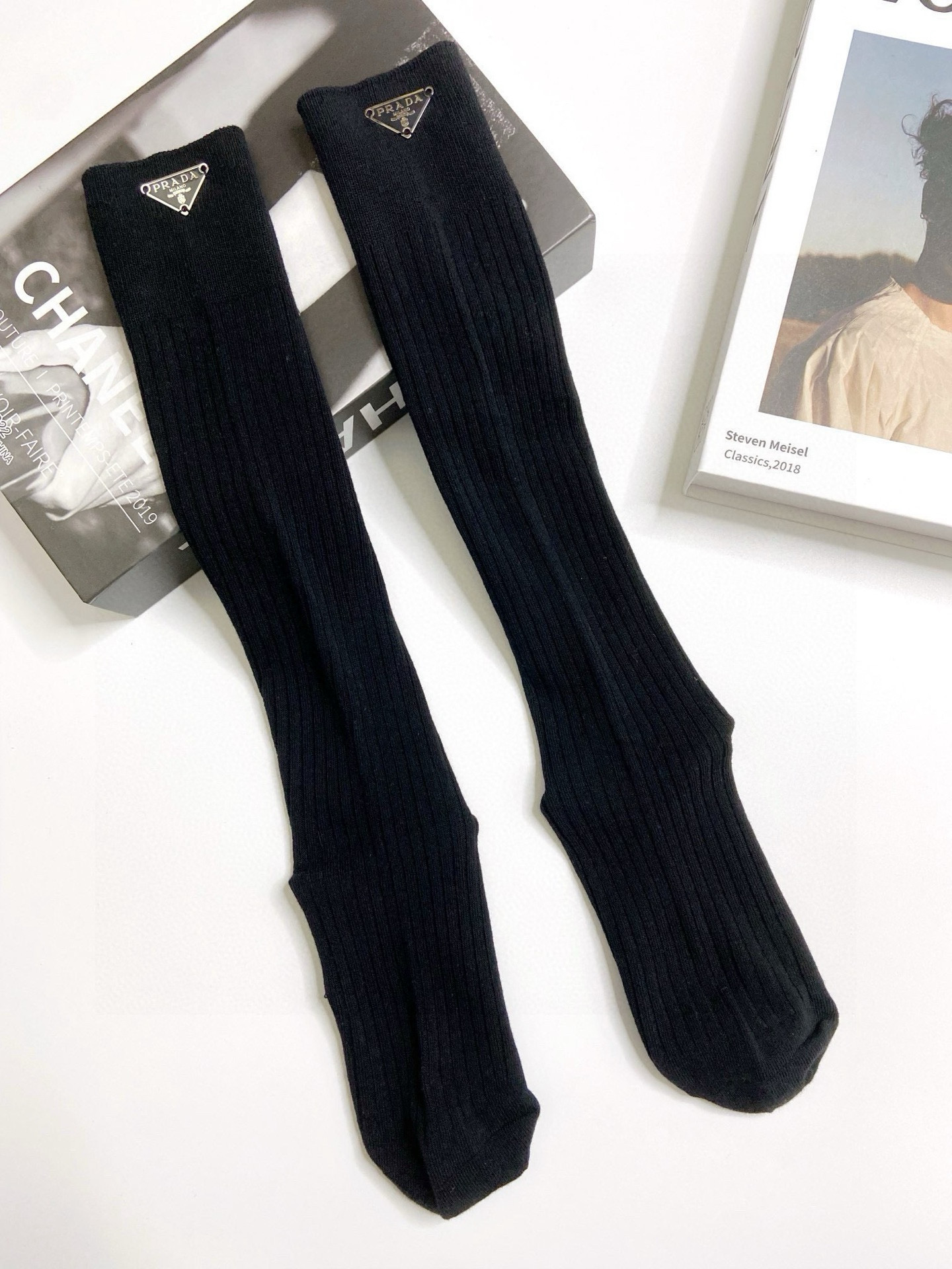    配包装
🌟【一盒一双】
🌟Prada 普拉达 经典字母logo纯棉长筒袜  小腿袜
🌟重工装饰个性