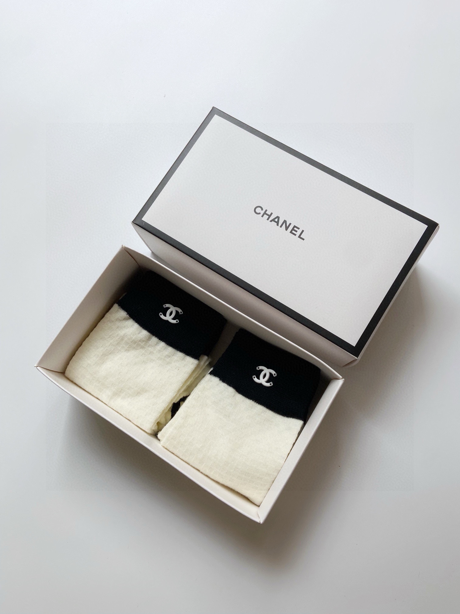  配包装
🌟【一盒2 双】
🌟Chanel 香奈儿 经典字母logo 透气纯棉中筒袜  ，重工配饰，in