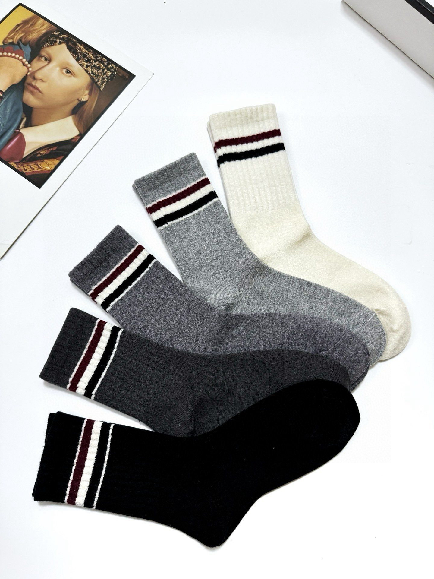   【一盒5双】
🌟THOM BROWNE · 桑姆 布朗尼❗
🌟超级爆款！网红羊绒 中筒袜 短袜❗官网