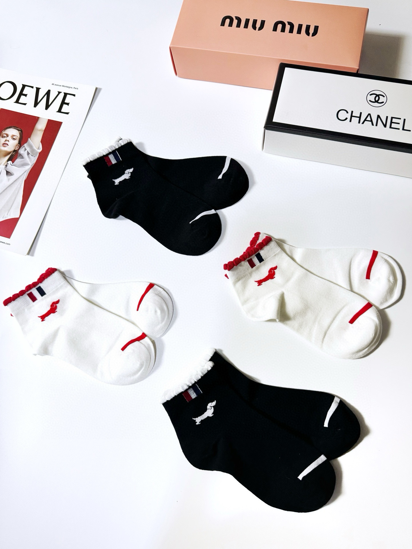  配盒子
🌟【一盒4双】
🌟THOM BROWNE · 桑姆 布朗尼❗
🌟超级爆款！网红短袜❗原单品质！