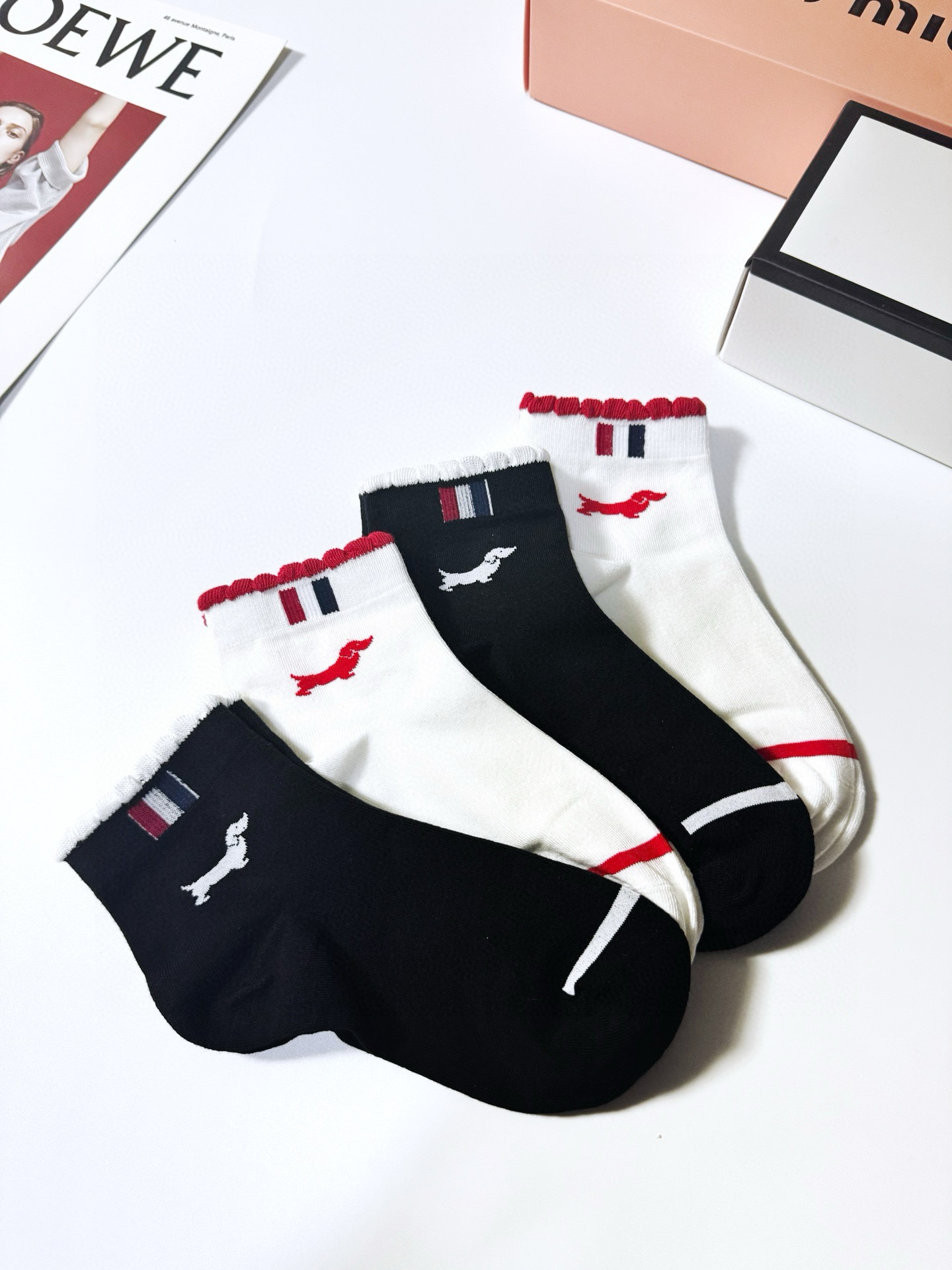  配盒子
🌟【一盒4双】
🌟THOM BROWNE · 桑姆 布朗尼❗
🌟超级爆款！网红短袜❗原单品质！