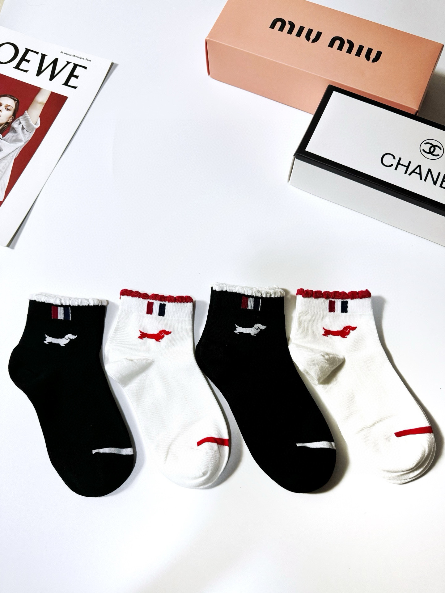  配盒子
🌟【一盒4双】
🌟THOM BROWNE · 桑姆 布朗尼❗
🌟超级爆款！网红短袜❗原单品质！