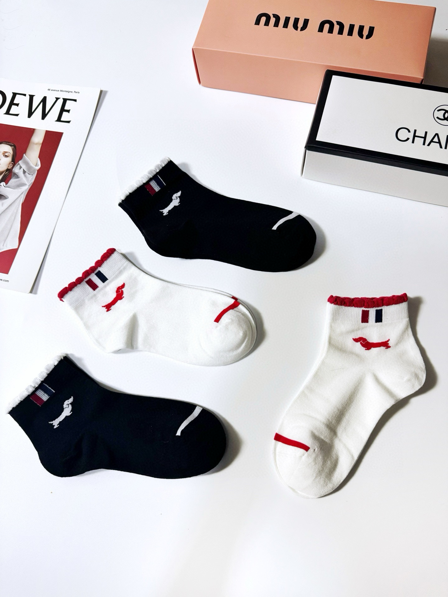  配盒子
🌟【一盒4双】
🌟THOM BROWNE · 桑姆 布朗尼❗
🌟超级爆款！网红短袜❗原单品质！