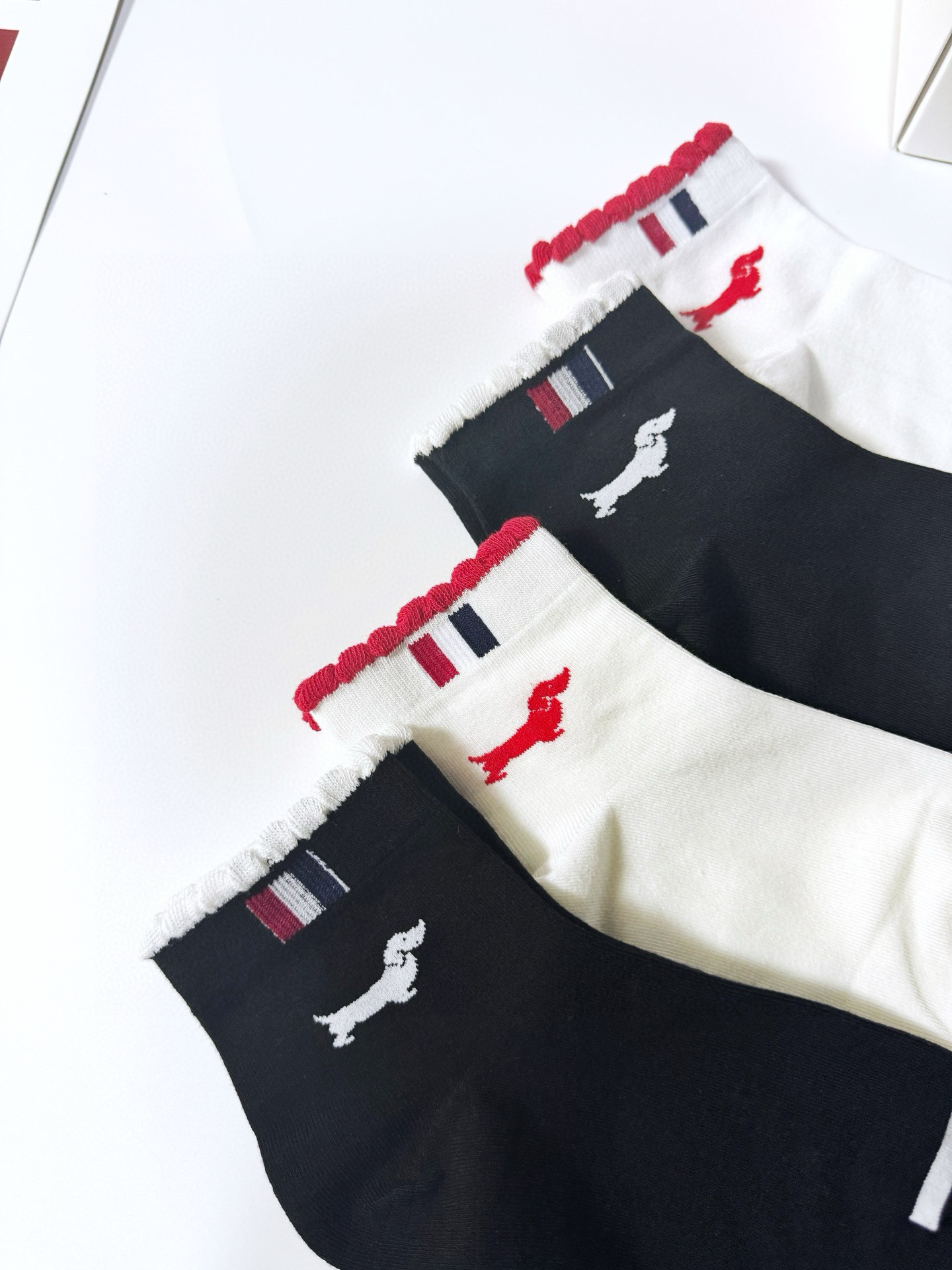  配盒子
🌟【一盒4双】
🌟THOM BROWNE · 桑姆 布朗尼❗
🌟超级爆款！网红短袜❗原单品质！