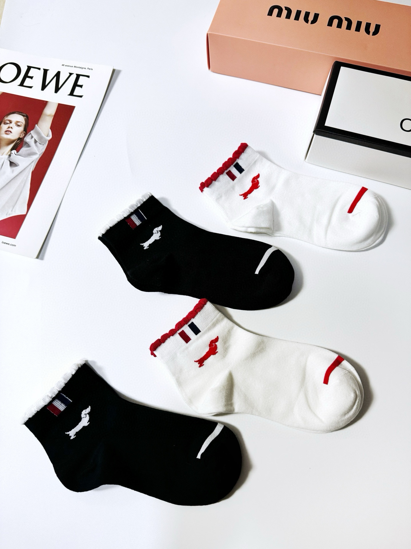  配盒子
🌟【一盒4双】
🌟THOM BROWNE · 桑姆 布朗尼❗
🌟超级爆款！网红短袜❗原单品质！