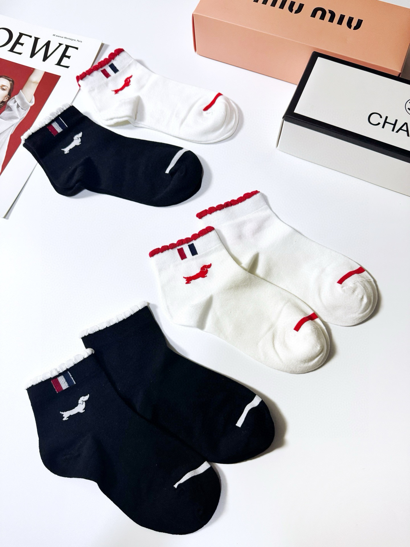  配盒子
🌟【一盒4双】
🌟THOM BROWNE · 桑姆 布朗尼❗
🌟超级爆款！网红短袜❗原单品质！