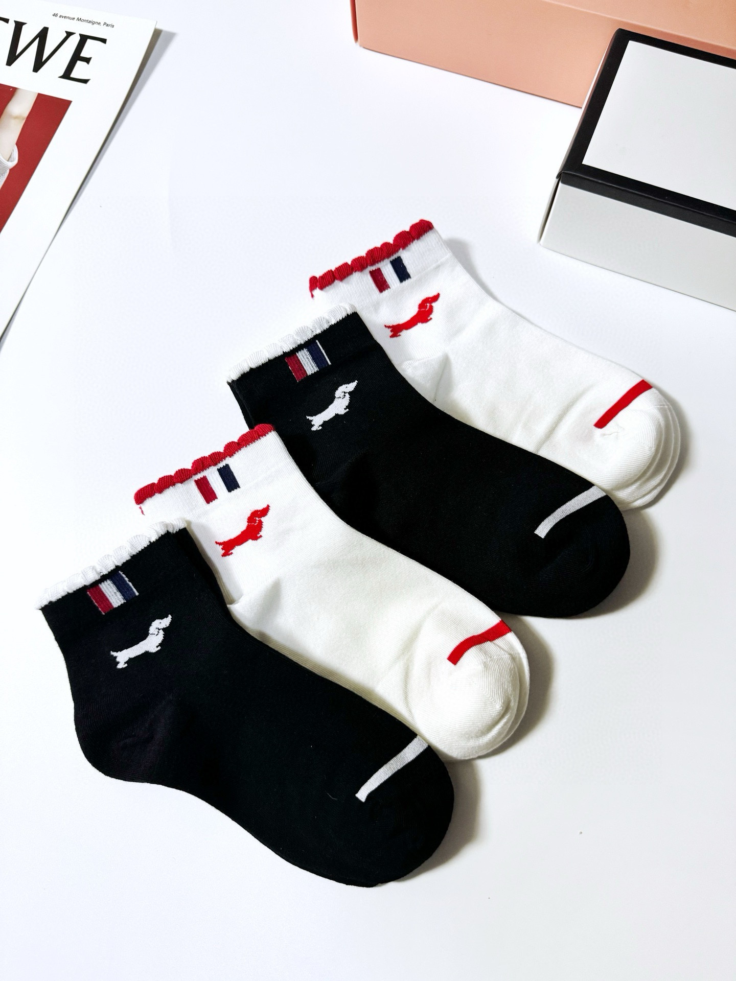  配盒子
🌟【一盒4双】
🌟THOM BROWNE · 桑姆 布朗尼❗
🌟超级爆款！网红短袜❗原单品质！
