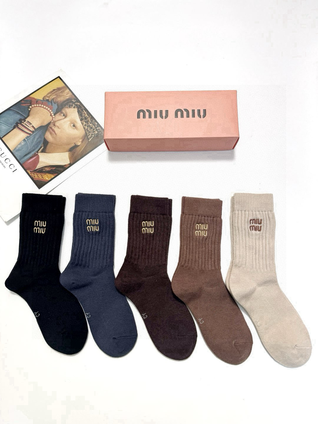  配包装
🌟【一盒5 双】
 🌟缪缪 miumiu 经典刺绣字母logo 羊绒混纺中筒袜   ，软糯亲肤
