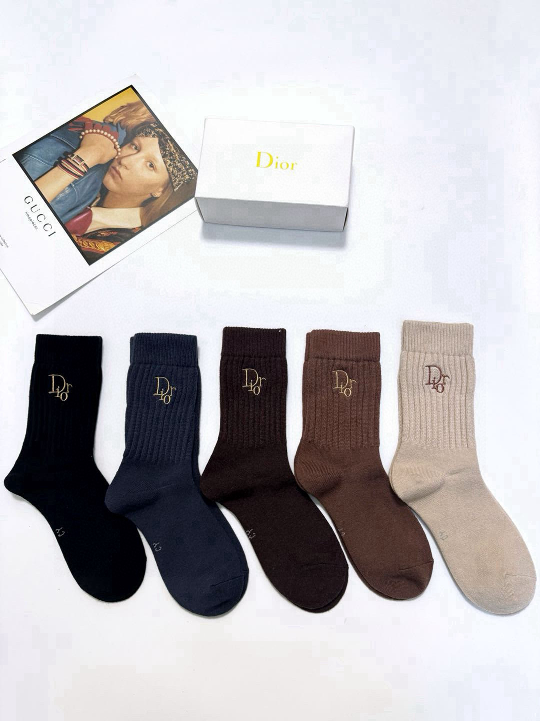  配包装
🌟【一盒5 双】
 🌟 Dior 迪奥 经典刺绣字母logo 羊绒混纺中筒袜   ，软糯亲肤，