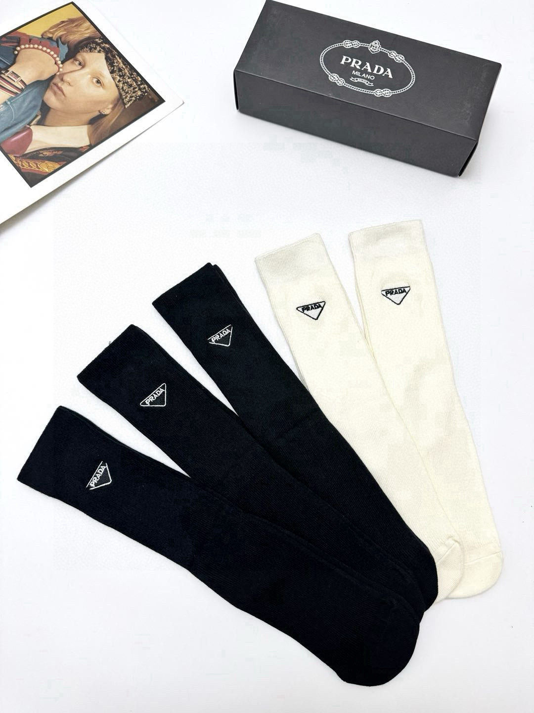  配包装
🌟【一盒5 双】
🌟Prada 普拉达 经典字母 logo 刺绣 直板 中筒袜  。超级软糯亲