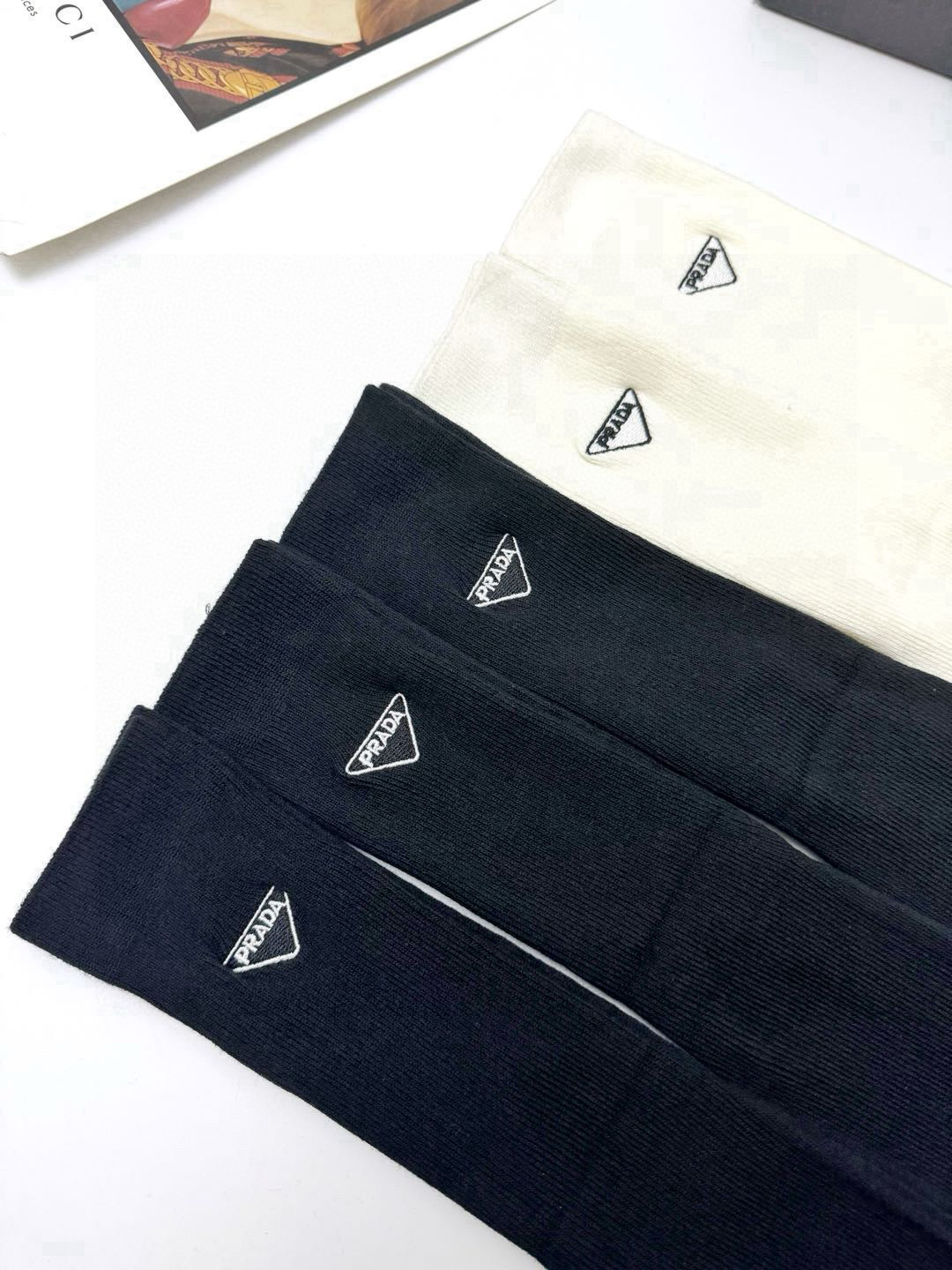 配包装
🌟【一盒5 双】
🌟Prada 普拉达 经典字母 logo 刺绣 直板 中筒袜  。超级软糯亲
