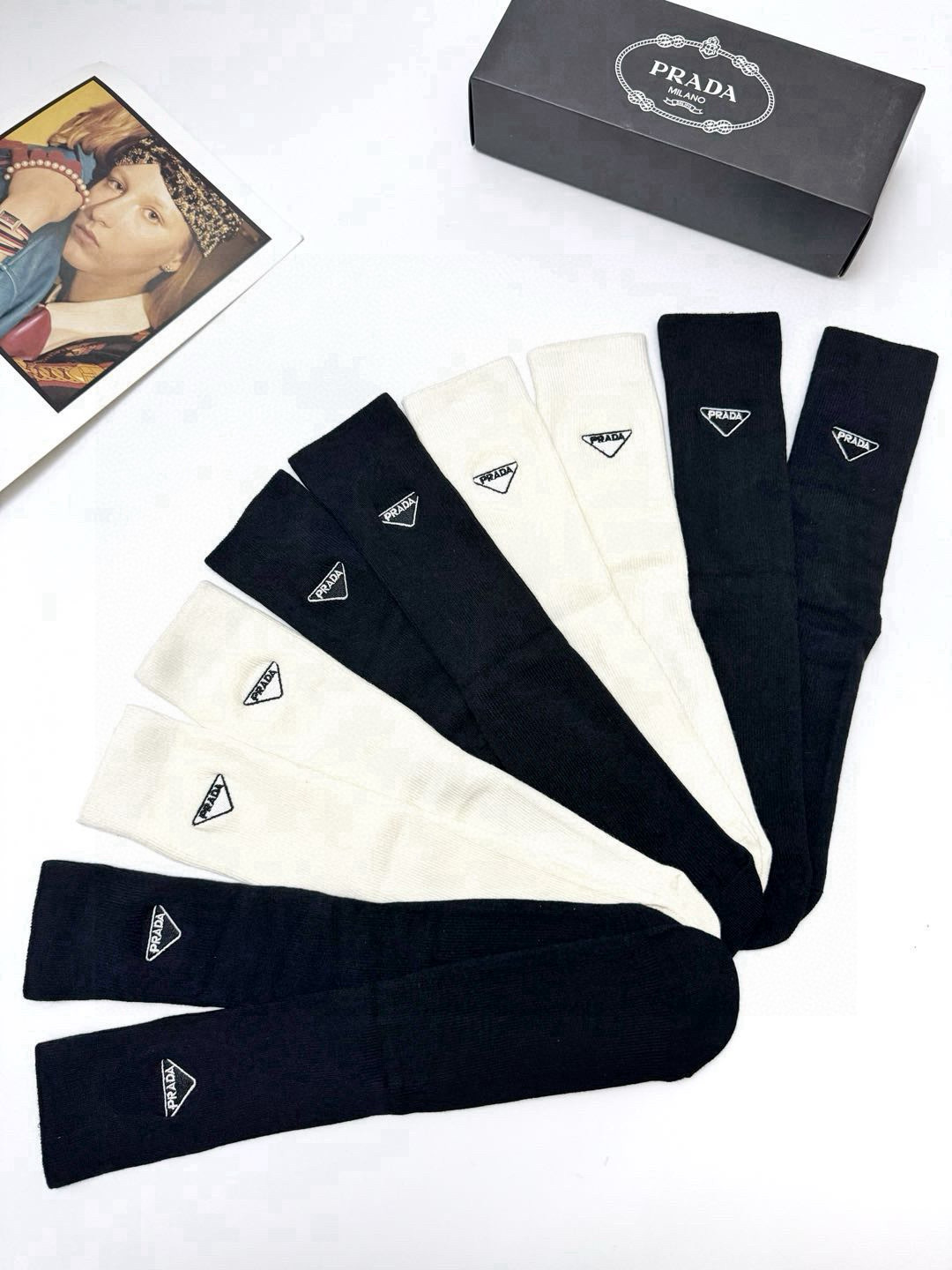  配包装
🌟【一盒5 双】
🌟Prada 普拉达 经典字母 logo 刺绣 直板 中筒袜  。超级软糯亲