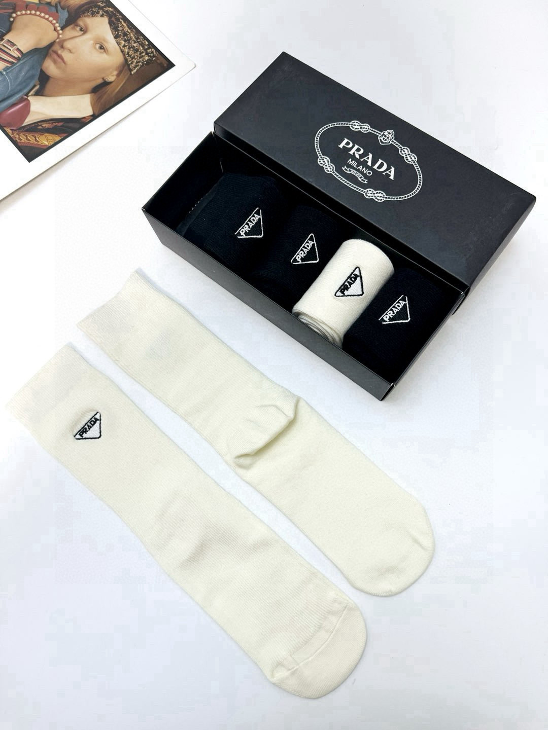  配包装
🌟【一盒5 双】
🌟Prada 普拉达 经典字母 logo 刺绣 直板 中筒袜  。超级软糯亲