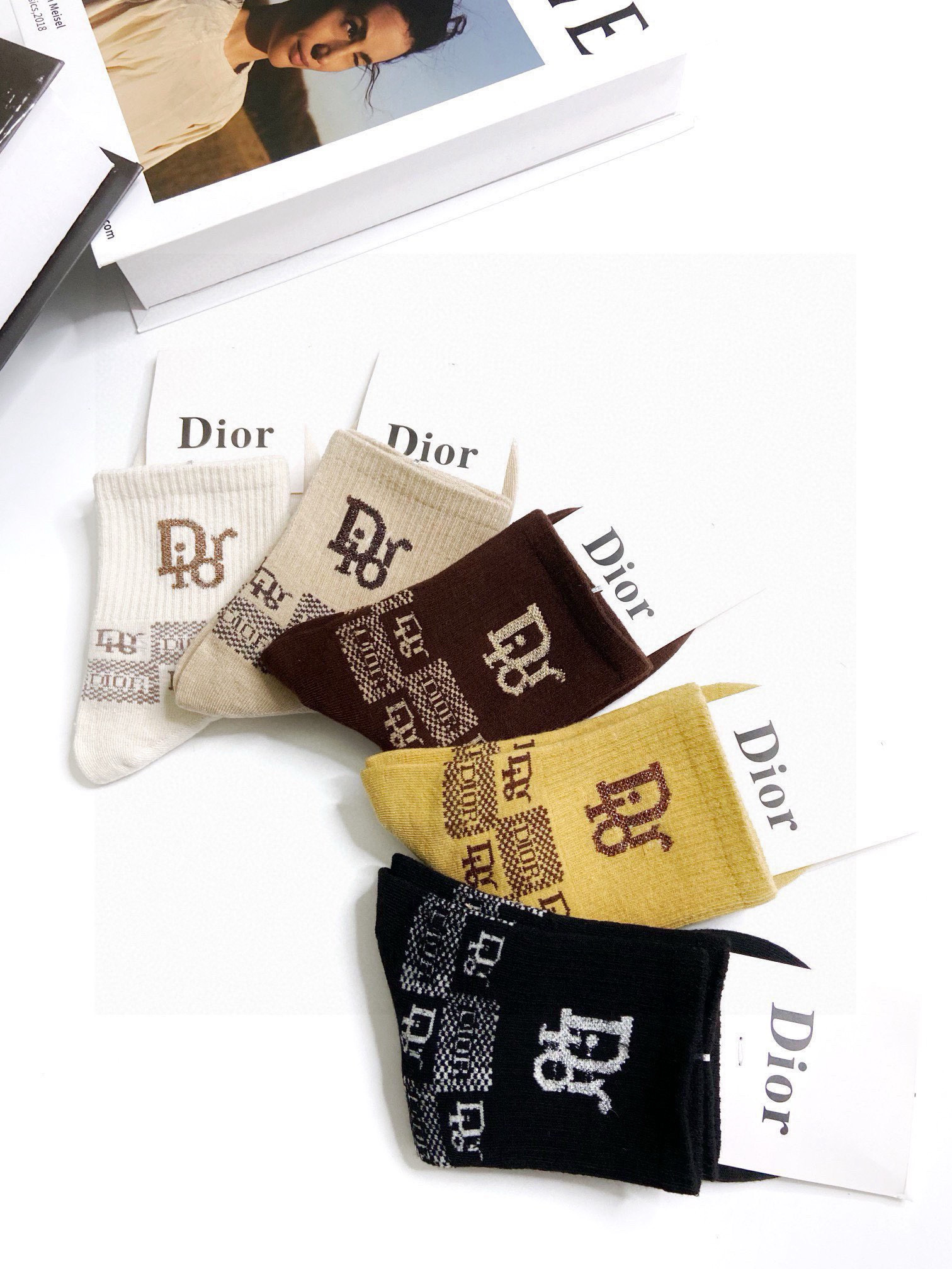  配包装
🌟【一盒5双】
 🌟Dior 迪奥 ins超火爆短袜，纯棉混纺金银丝面料，潮人必备 ，经典字母