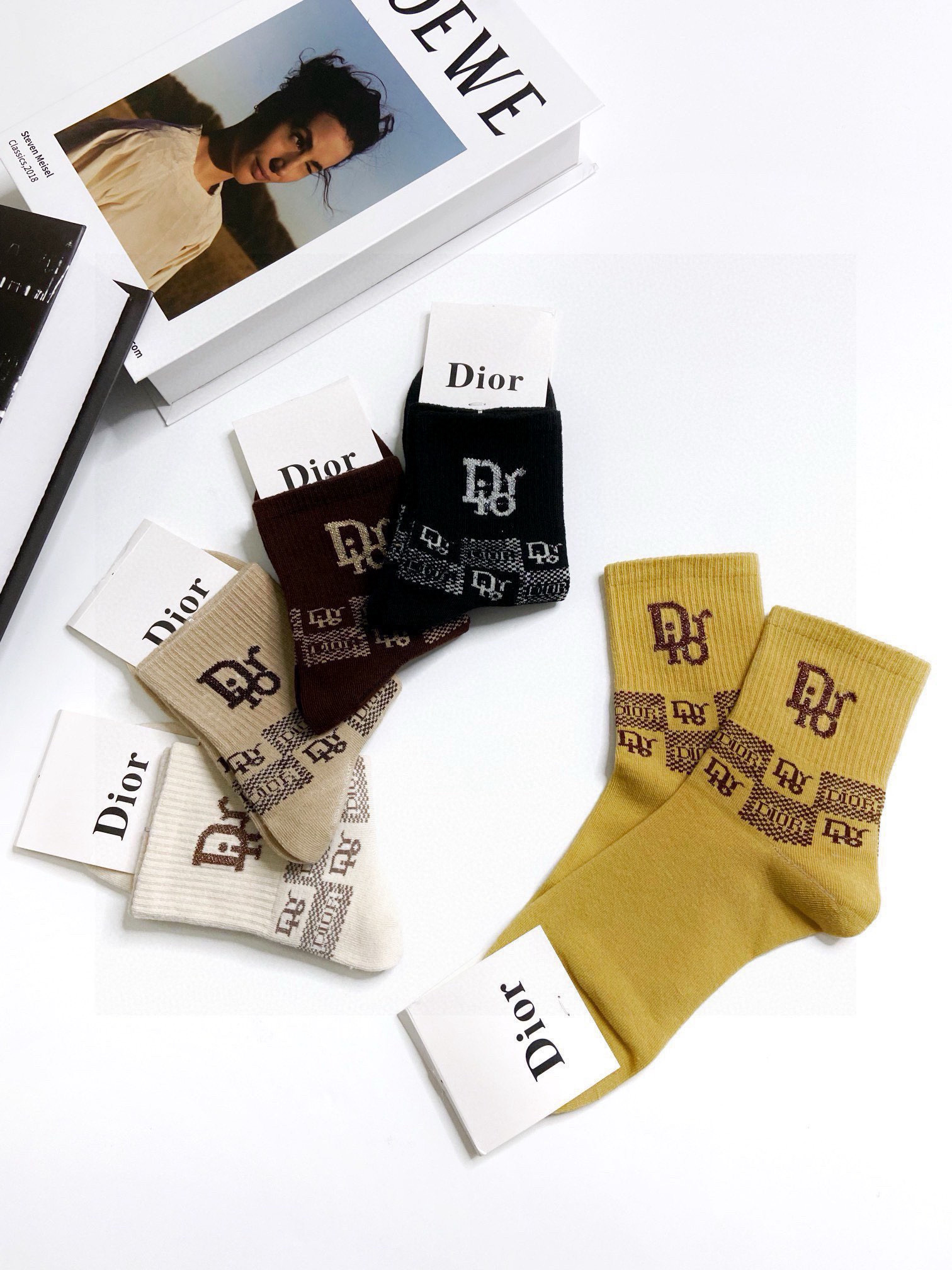  配包装
🌟【一盒5双】
 🌟Dior 迪奥 ins超火爆短袜，纯棉混纺金银丝面料，潮人必备 ，经典字母