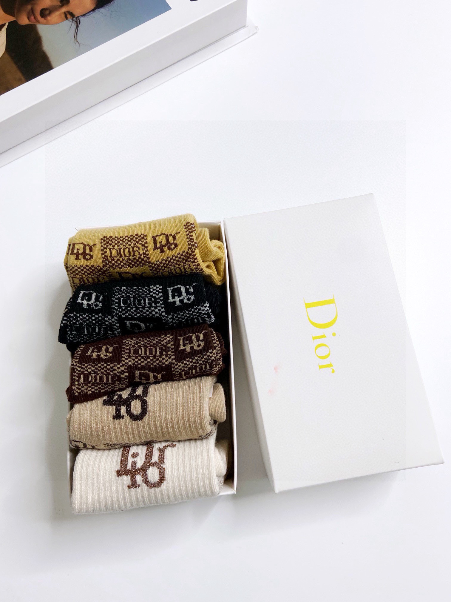  配包装
🌟【一盒5双】
 🌟Dior 迪奥 ins超火爆短袜，纯棉混纺金银丝面料，潮人必备 ，经典字母