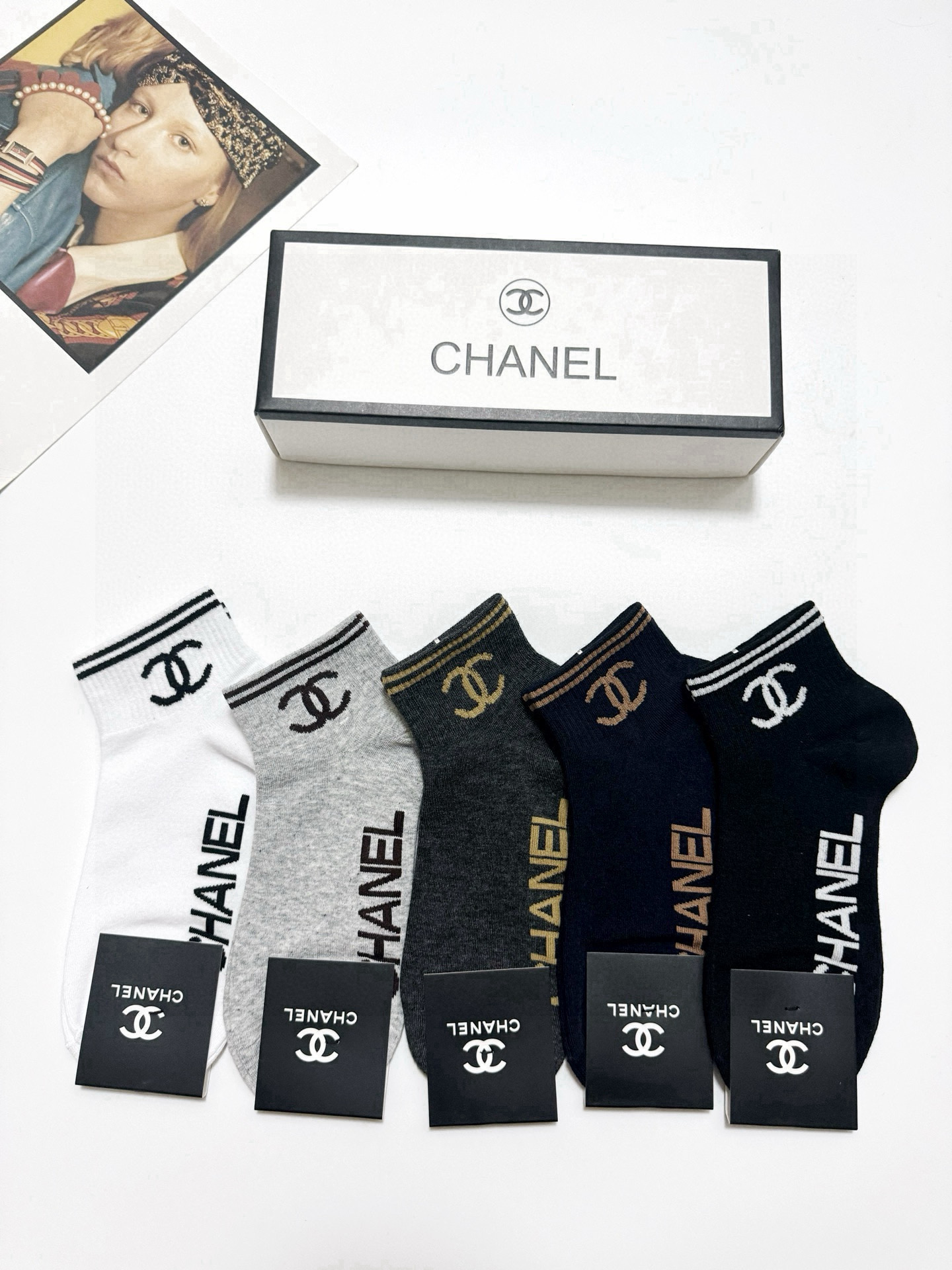  配包装
🌟【一盒5 双】男女同款
 🌟Chanel 香奈儿 经典字母logo ins超火爆短袜，纯棉面
